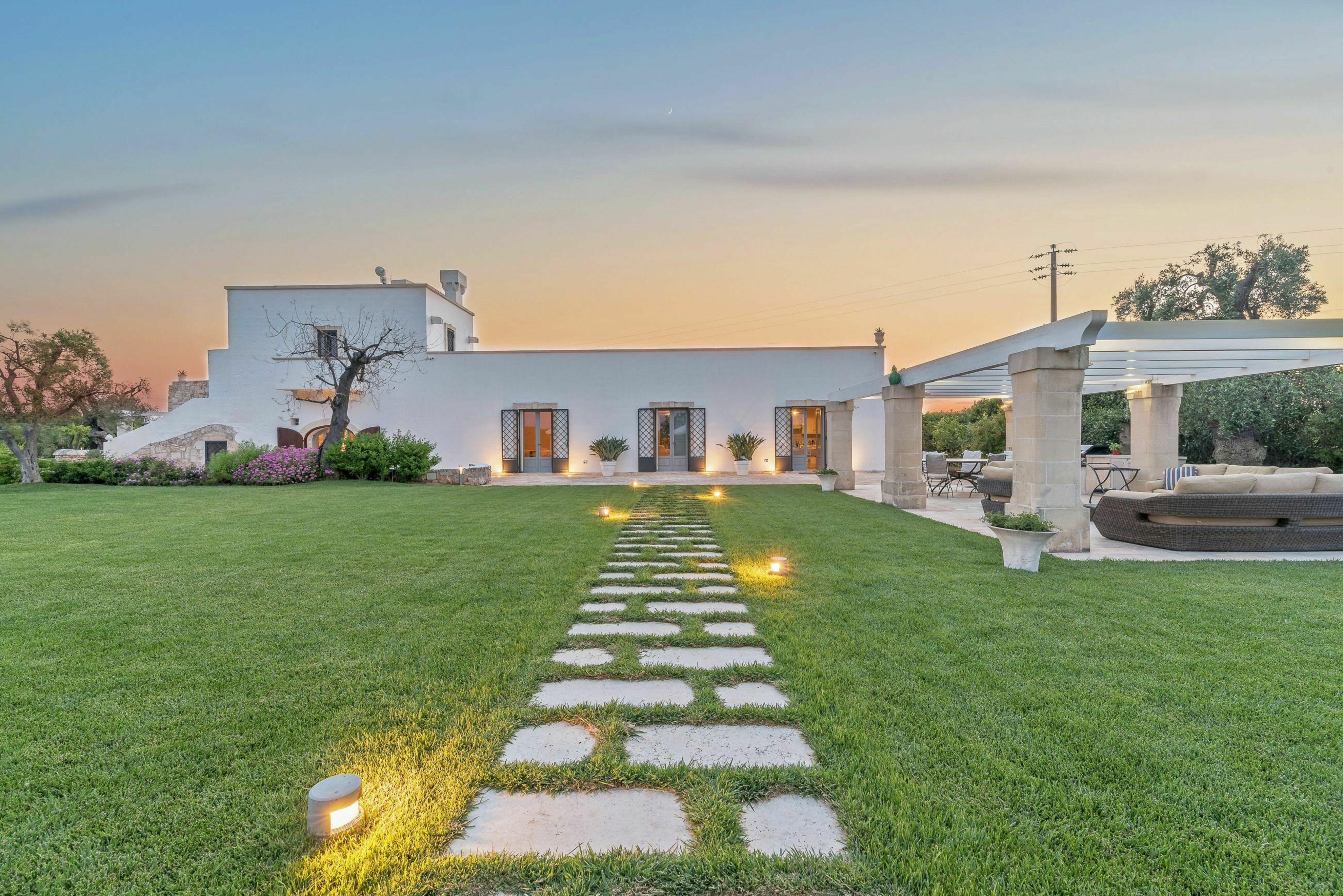 Trullo Olivi Ostuni: Luxury 4-Bedroom Apartment with Seaview and Pool, Ostuni