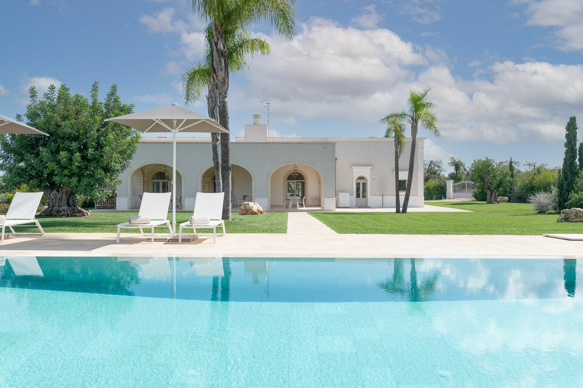 Trullo Pozzo Ostuni: Charming 4-Bedroom Apartment with Seaview and Pool, Ostuni