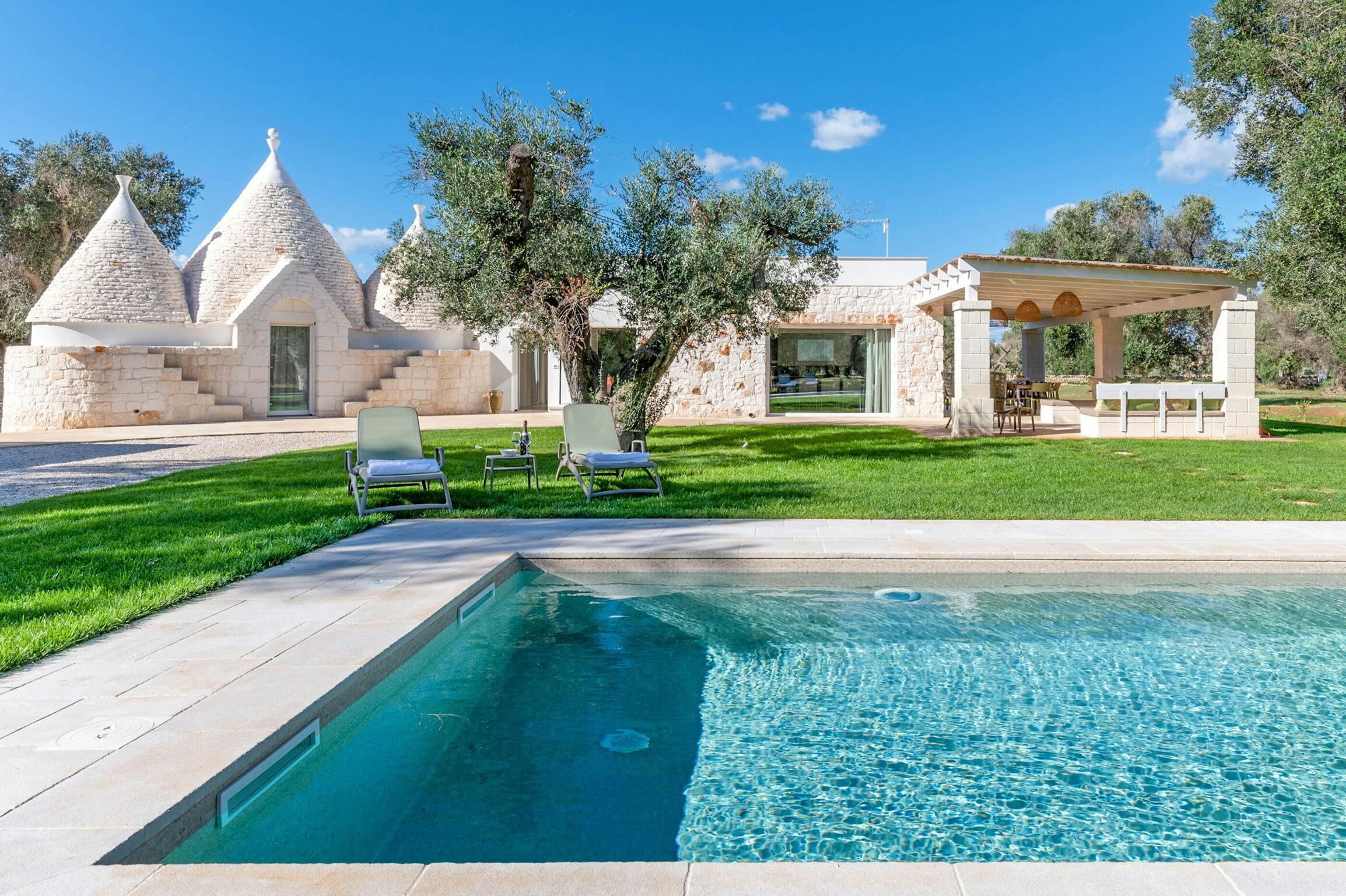 Trullo Sant’Elia: Charming 4-Bedroom Trulli with Pool and Countryside Views, Brindisi