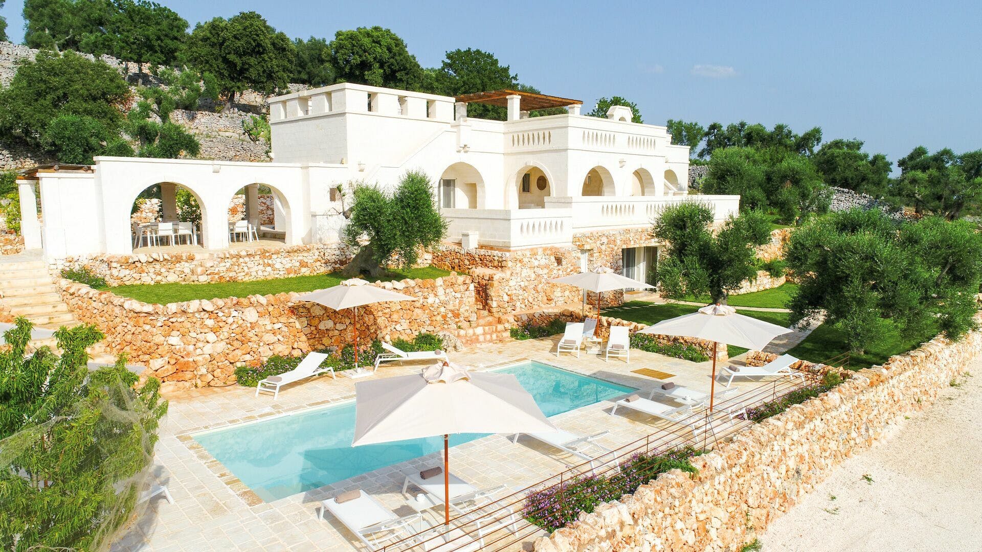 Trullo Secolare Ostuni: Spacious 8-Bedroom Luxury Apartment with Pool, Ostuni