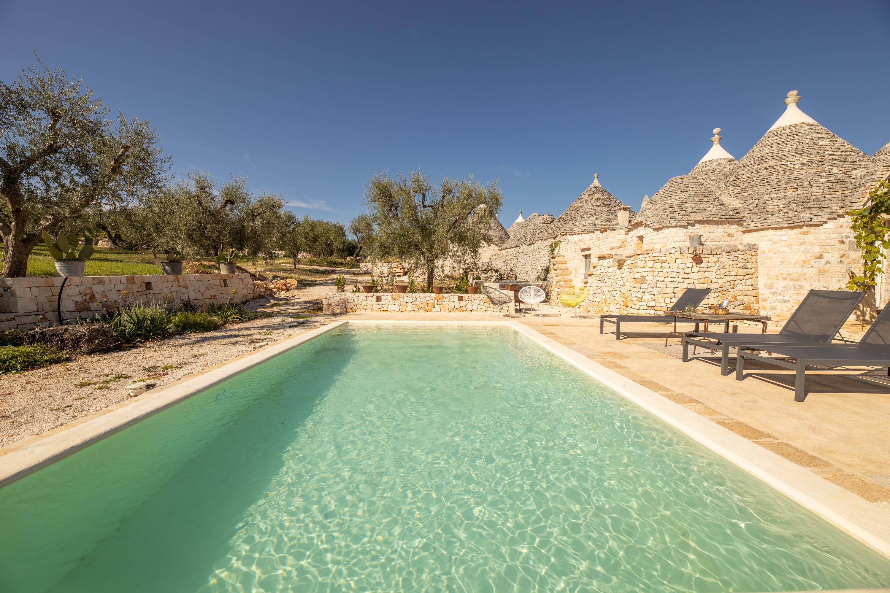 Trullo Sirocco Alberobello: Spacious 5-Bedroom Trulli with Pools and Hot Tub, Puglia