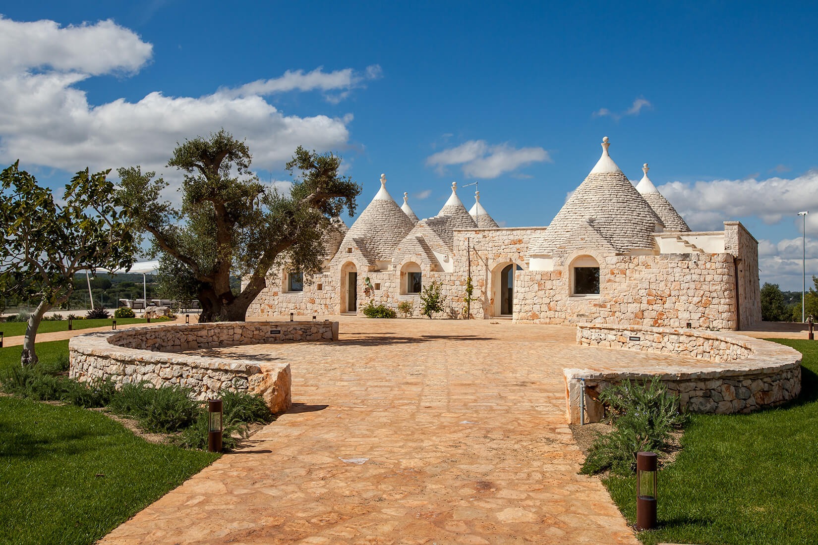 Trullo Ulivo Ostuni Ostuni: Luxurious 6-Bedroom Villa with Infinity Pool, Ostuni