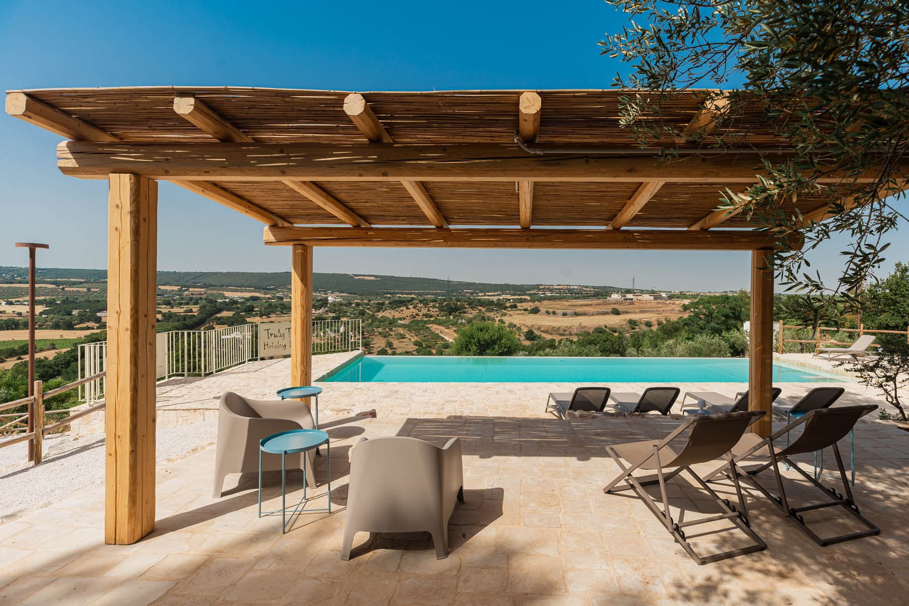 Trullo Ulivo Valle D’Itria: Charming 3-Bedroom Trullo with Infinity Pool, Valle D’Itria