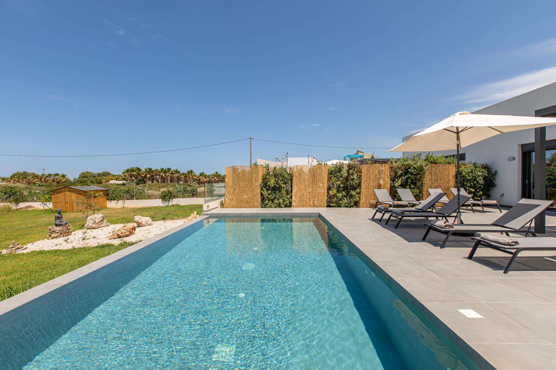 Villa Amygdalos Tavronitis: Luxury 3-Bedroom Villa with Infinity Pool and Sea Views, Chania Region
