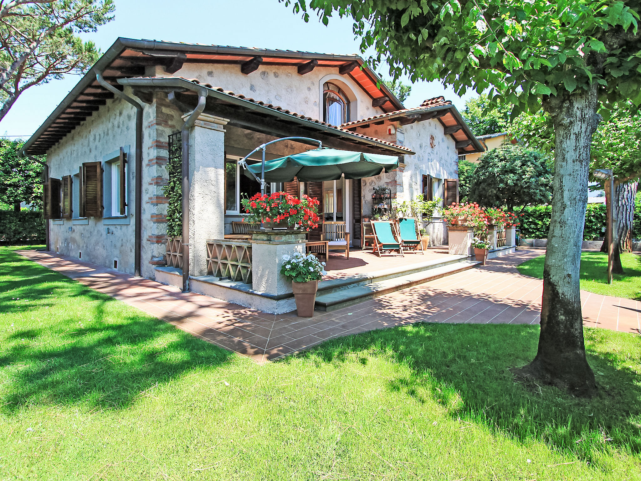 Villa Apuane Forte Forte dei Marmi: Elegant 4-Bedroom Villa with Private Garden and Modern Amenities Near the Beach