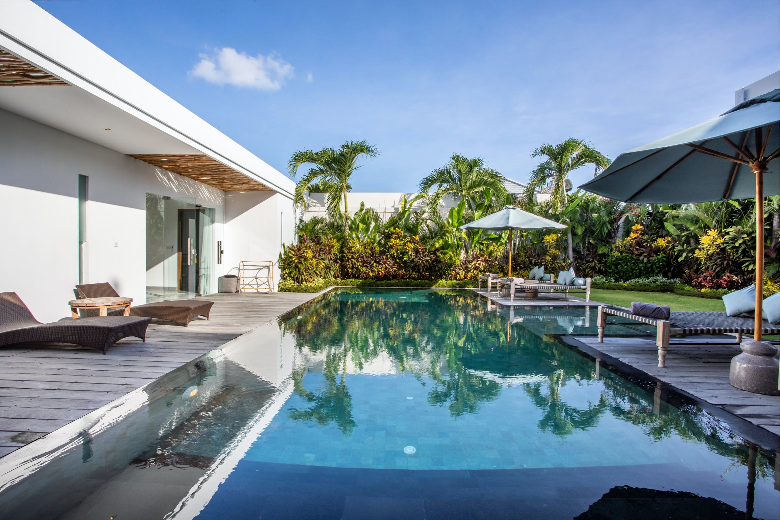 Villa Batu Canggu: Luxury 4-Bedroom Villa with Private Pool and Seaview, Bali