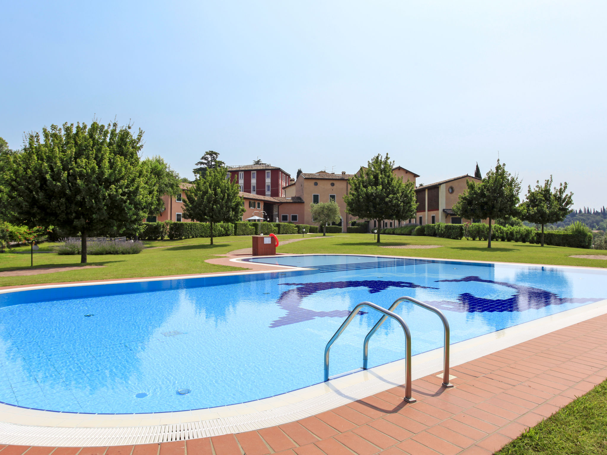 Villa Benacus Garda: Elegant Two-Bedroom Apartment with Shared Pool and Garden in Historic Lakeside Resort