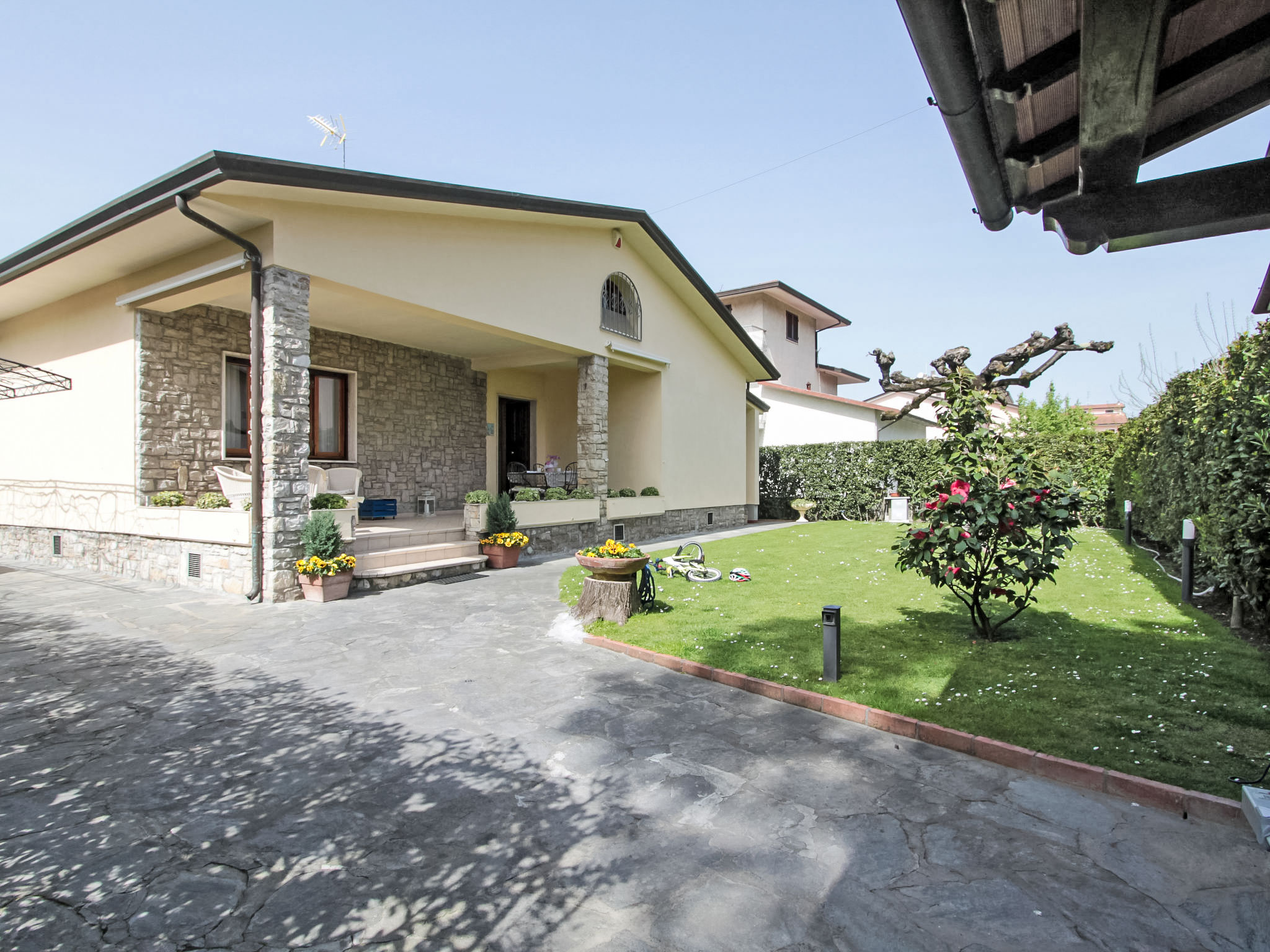 Villa Carbonera Forte: Stylish 4-Bedroom Villa with Garden and Air Conditioning Near Beach in Versilia Tuscany