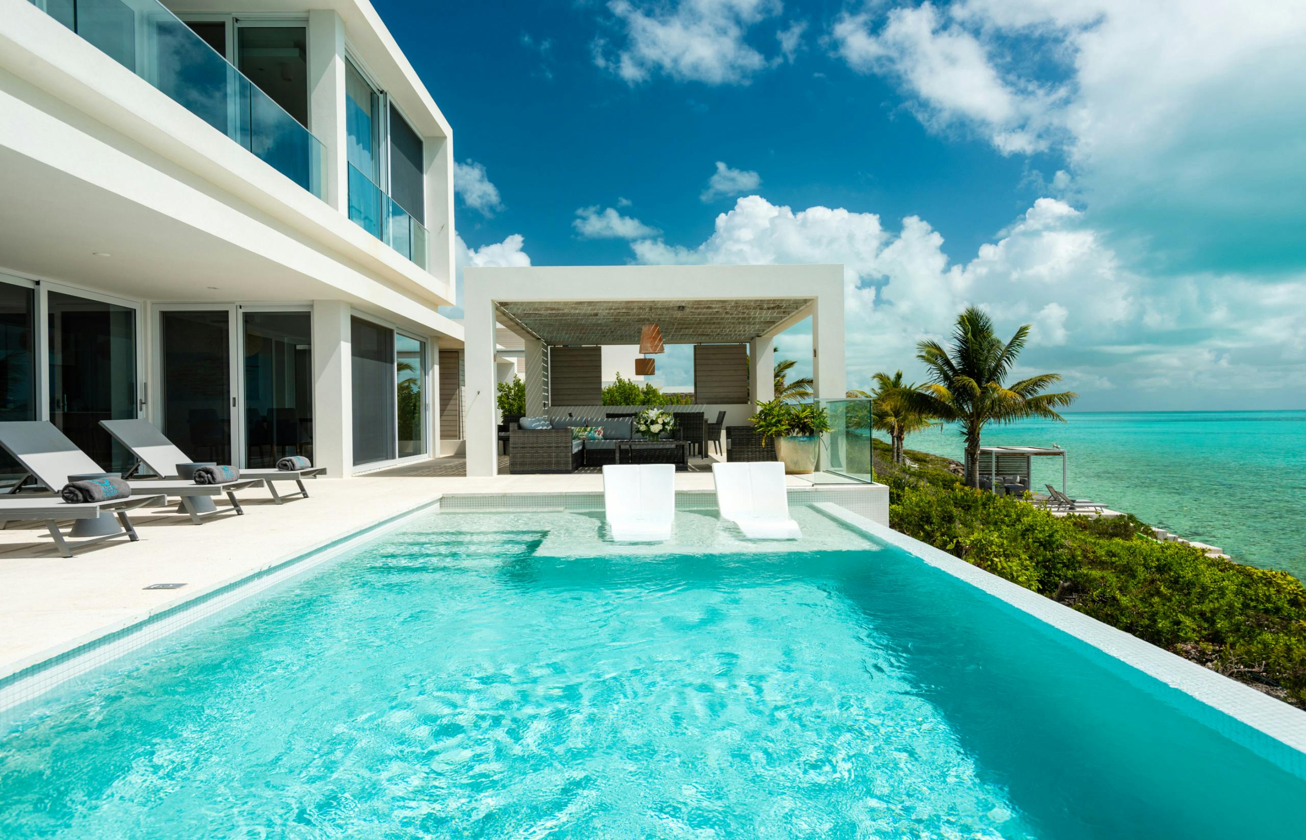 Villa Casuarina Providenciales: Luxury 5-Bedroom Apartment with Infinity Pool and Seaviews, Turks and Caicos