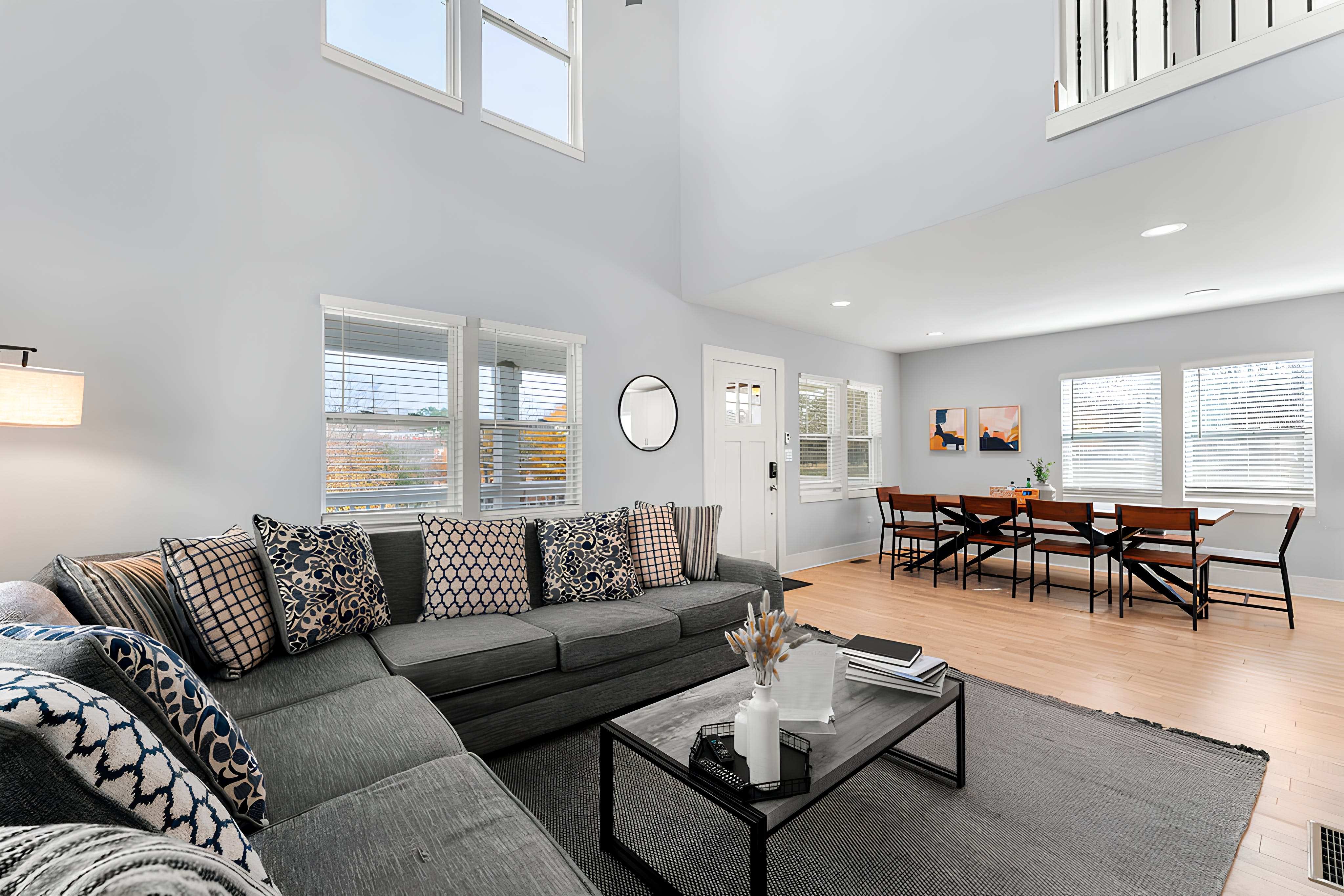 Villa Chattahoochee DeKalb: Luxury 4-Bedroom Villa with Hot Tub and Family Amenities, DeKalb County