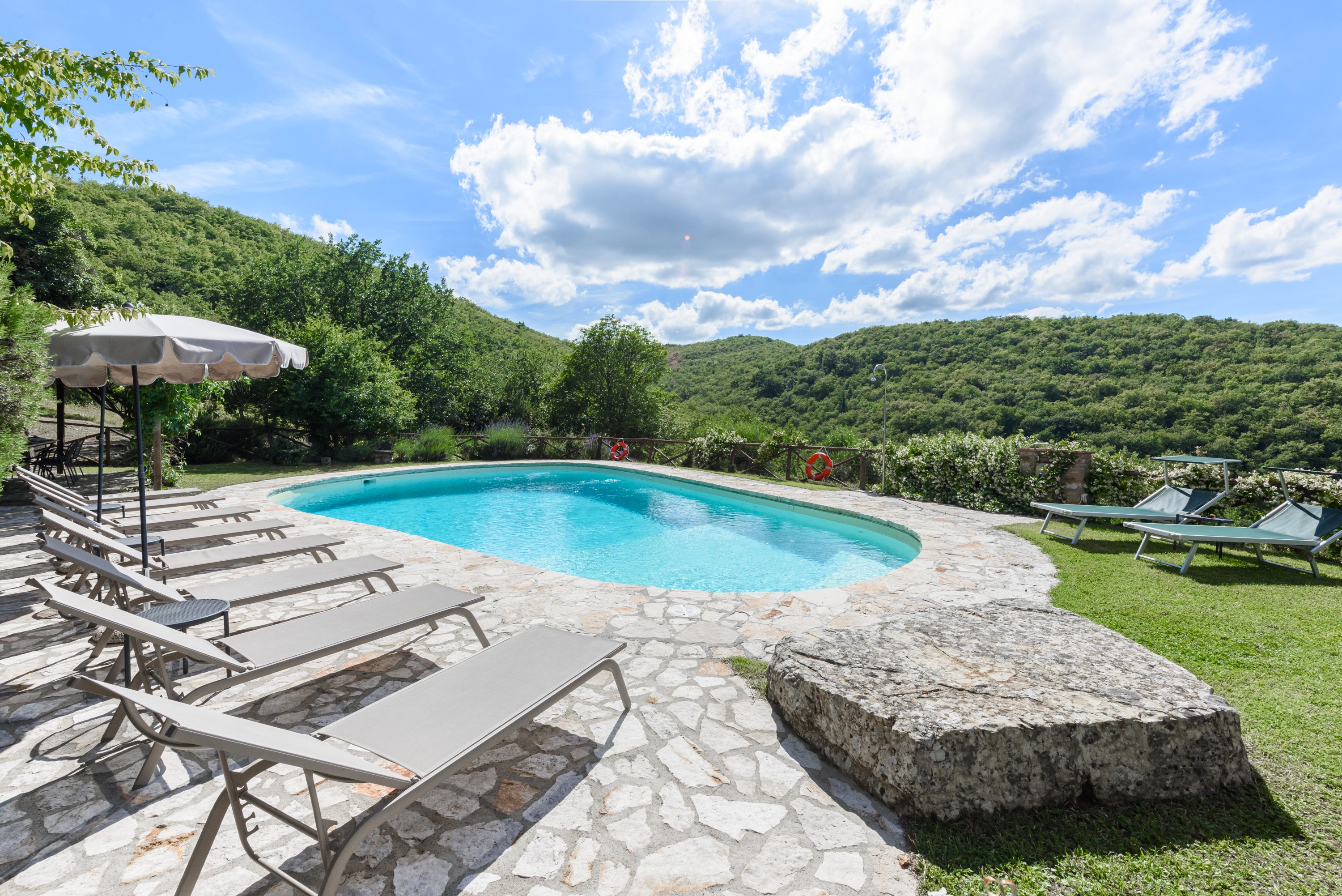 Villa Chianti Radda: Luxury 6-Bedroom Villa with Pool and Countryside Views, Chianti