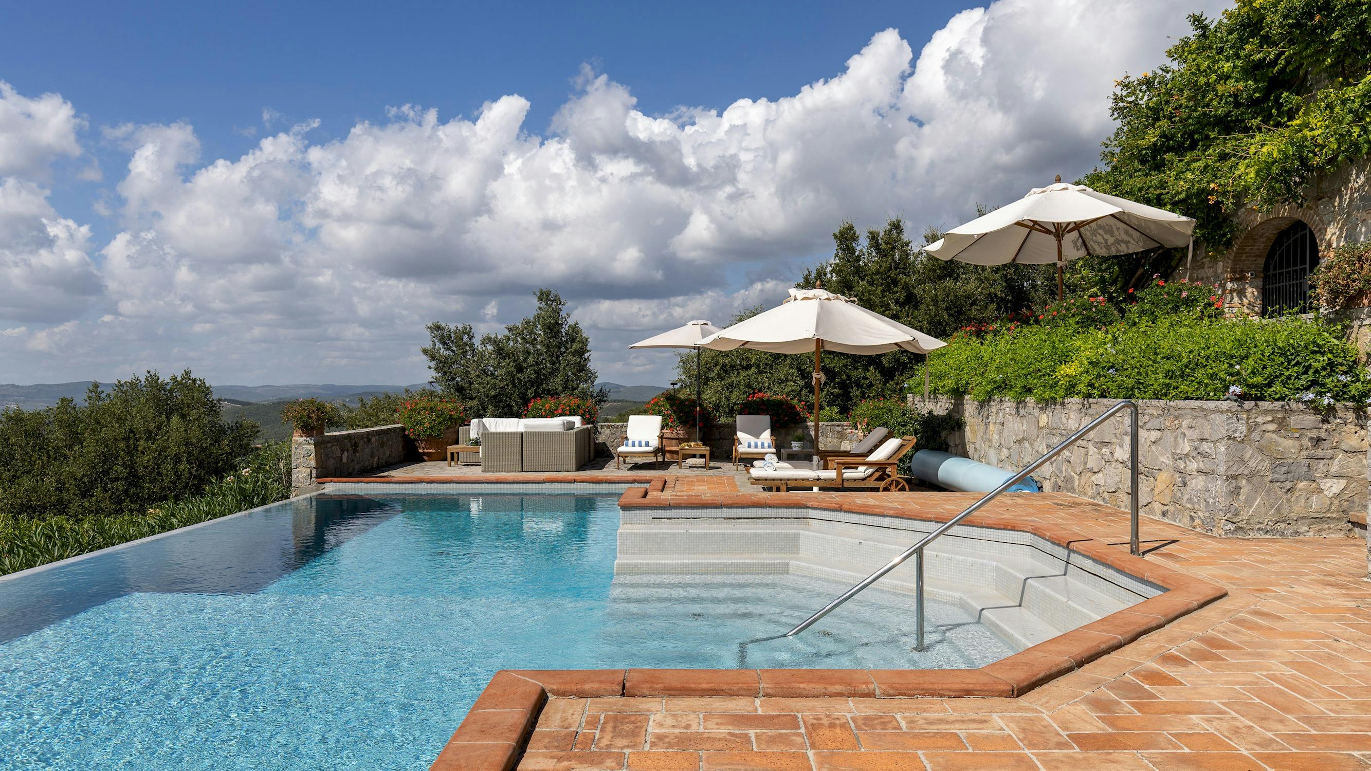 Villa Chianti San Gusmè: Spacious 6-Bedroom Luxury Villa with Pool in Siena Province