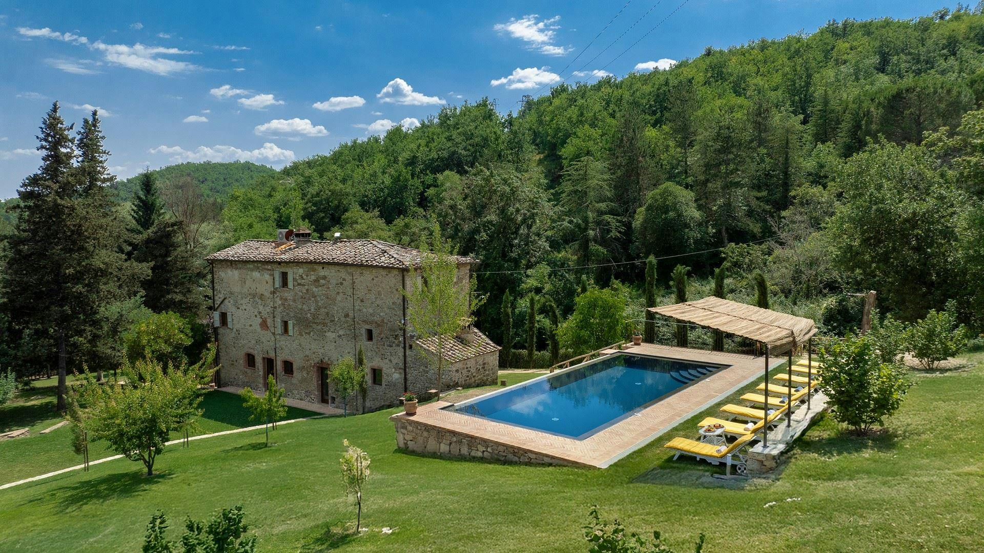 Villa Chiantiore Gaiole: Luxury 4-Bedroom Villa with Infinity Pool and Air-Con, Siena