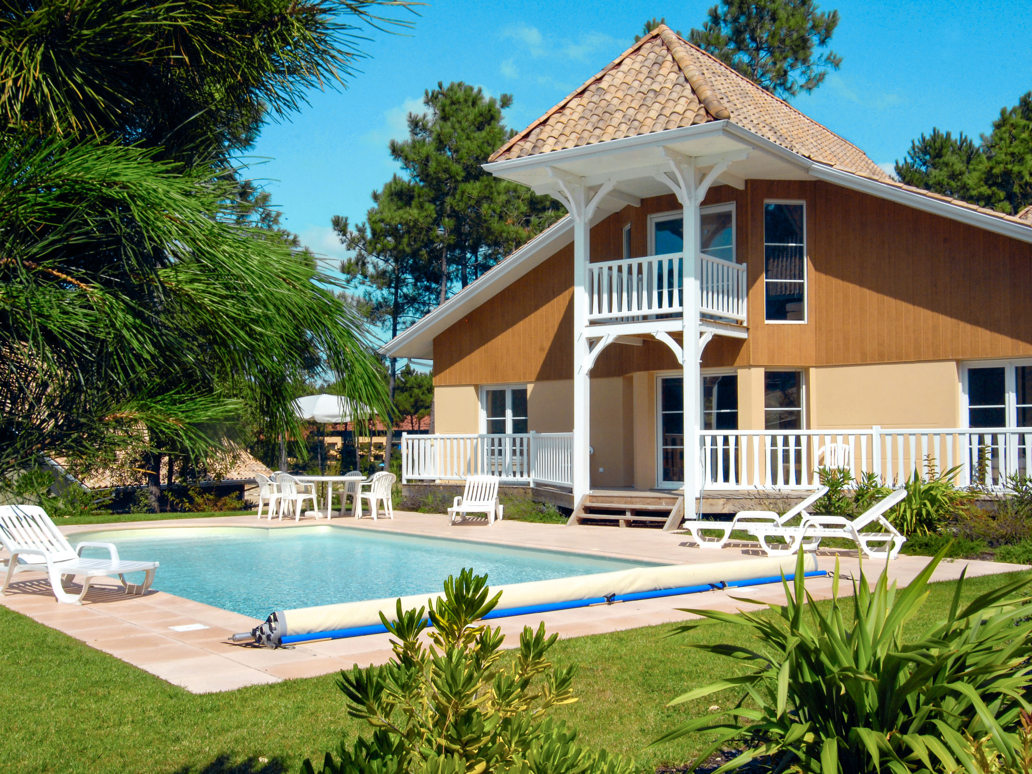 Villa Courrege Lacanau: Modern 3-Bedroom Holiday Home with Private Pool and Golf Course Access in Lacanau France