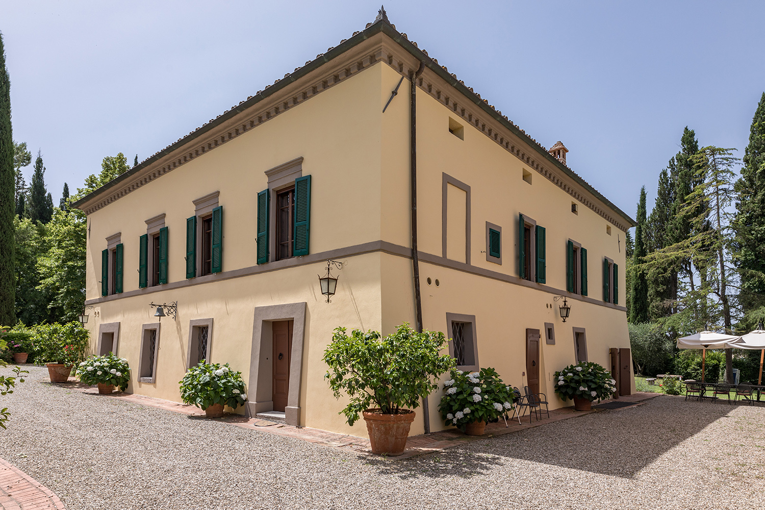 Villa Crete Senesi: 6-Bedroom Luxury Villa with Pool and Tennis Court, Tuscany