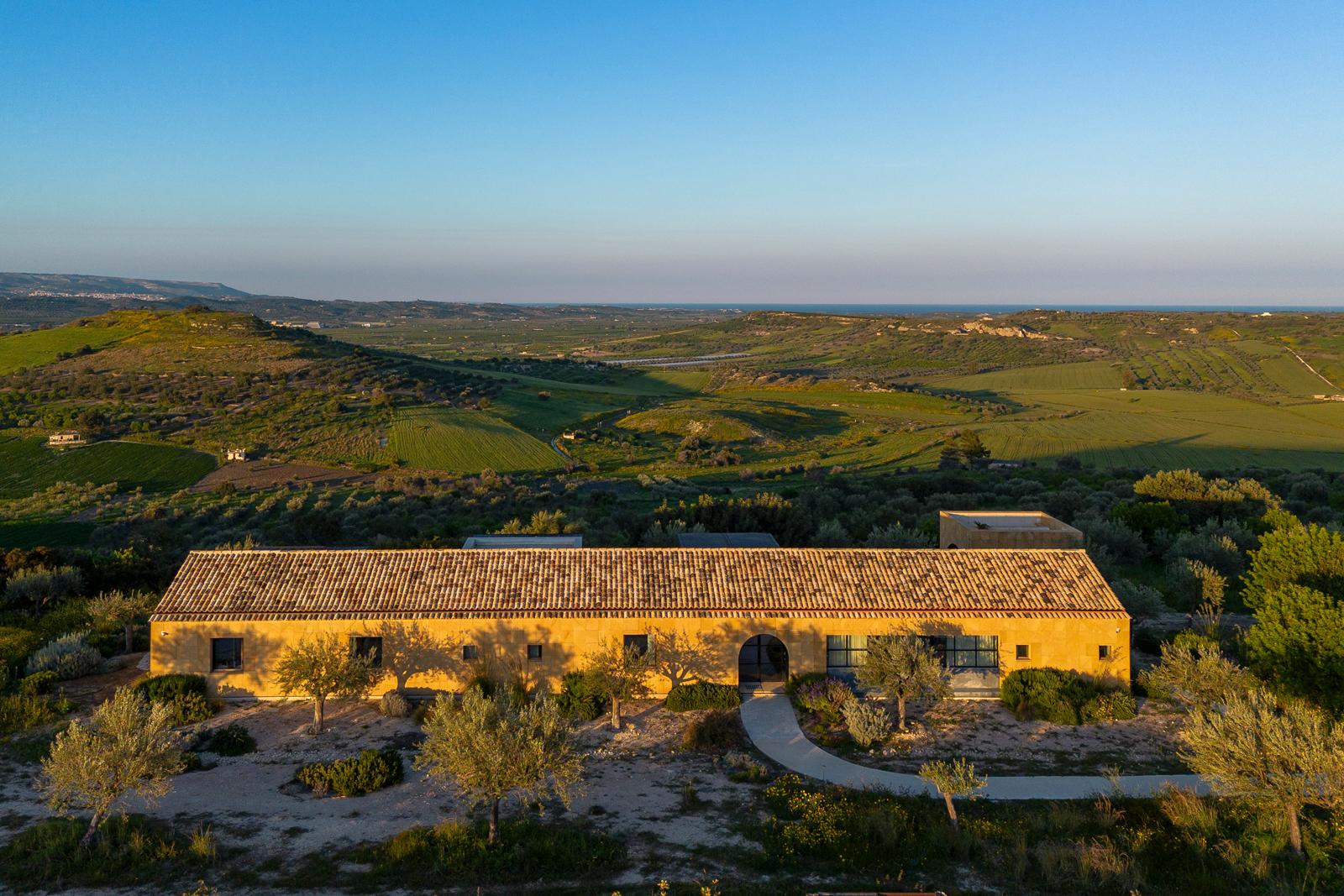 Villa degli Ulivi Noto: Luxury 4-Bedroom Apartment with Infinity Pool, Val di Noto