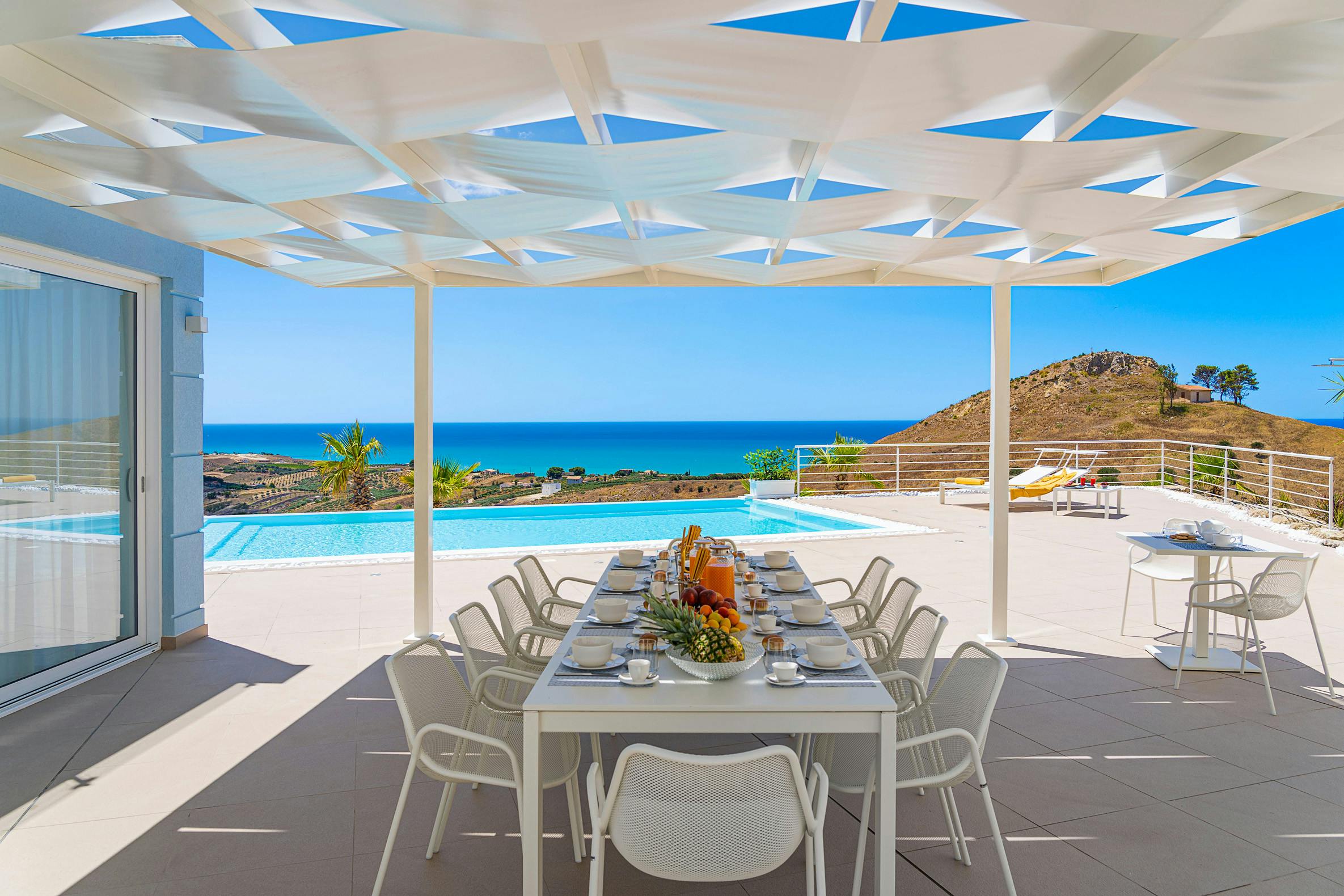 Villa del Mare Blu: Contemporary 4-Bedroom Villa with Private Pool, Agrigento