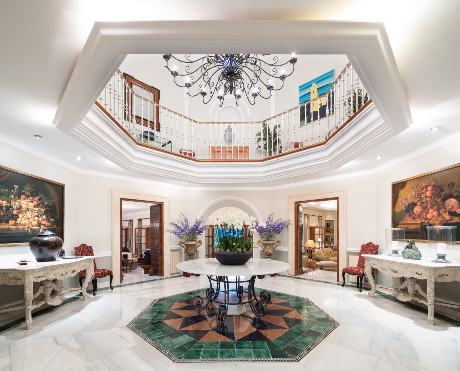 Villa Encina Marbella: Luxury 9-Bedroom Apartment with Seaview and Pool, Marbella