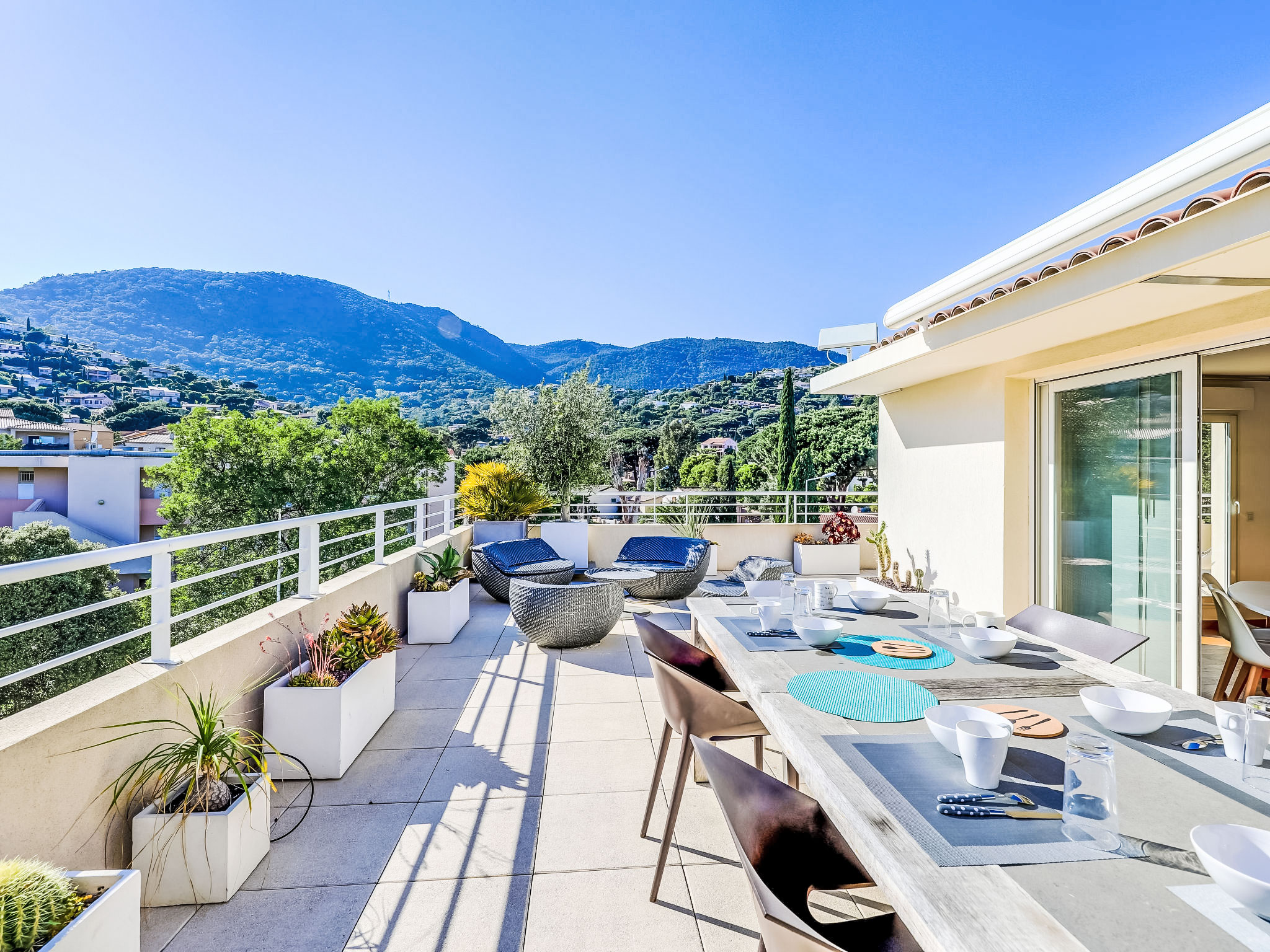 Villa Estagnol Cavalaire: Modern 3-Bedroom Residence with Shared Pool and Mountain Views in Cavalaire-sur-Mer