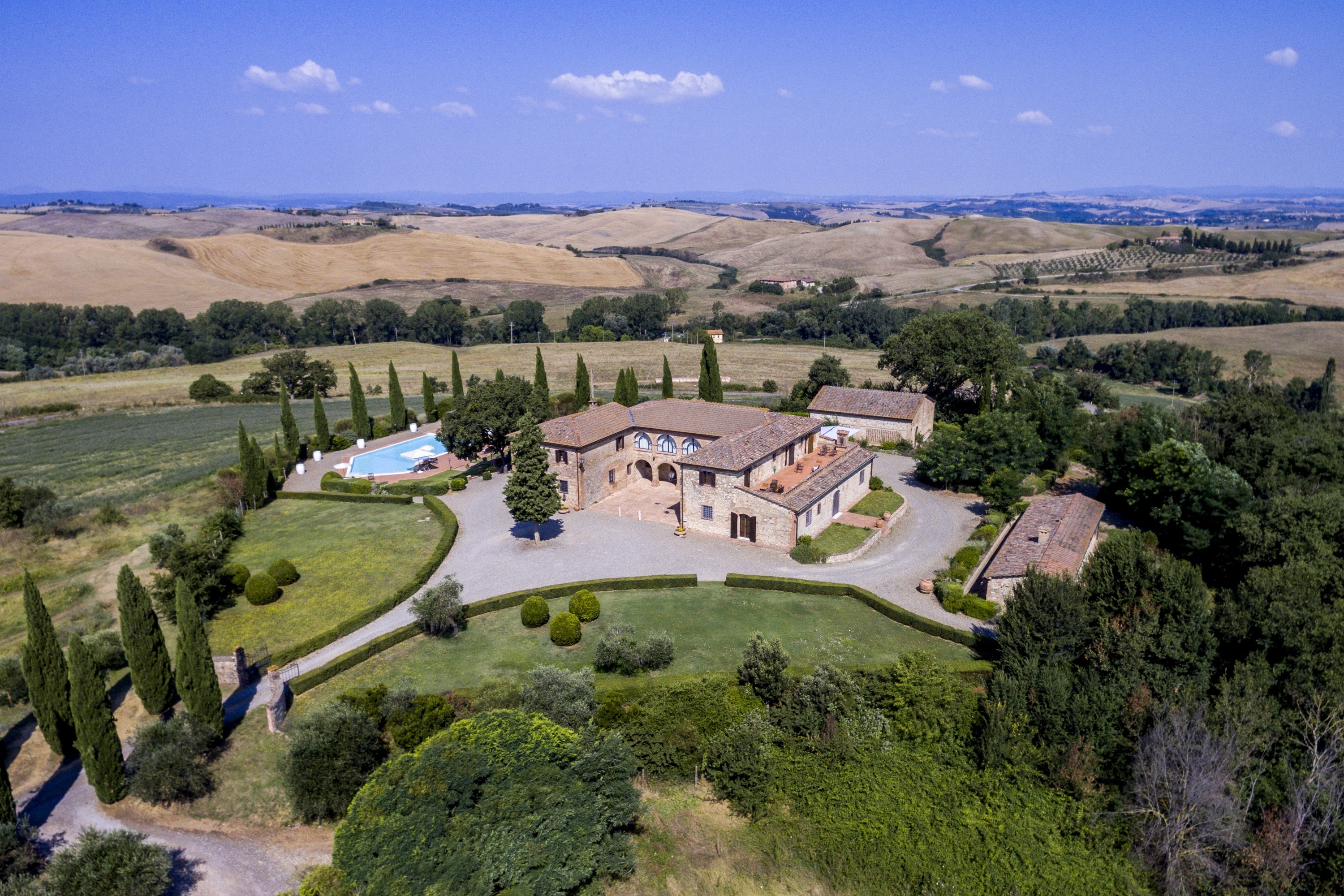 Villa Fattoria Valdichiana: 9-Bedroom Sustainable Apartment with Pool and Hot Tub, Montepulciano