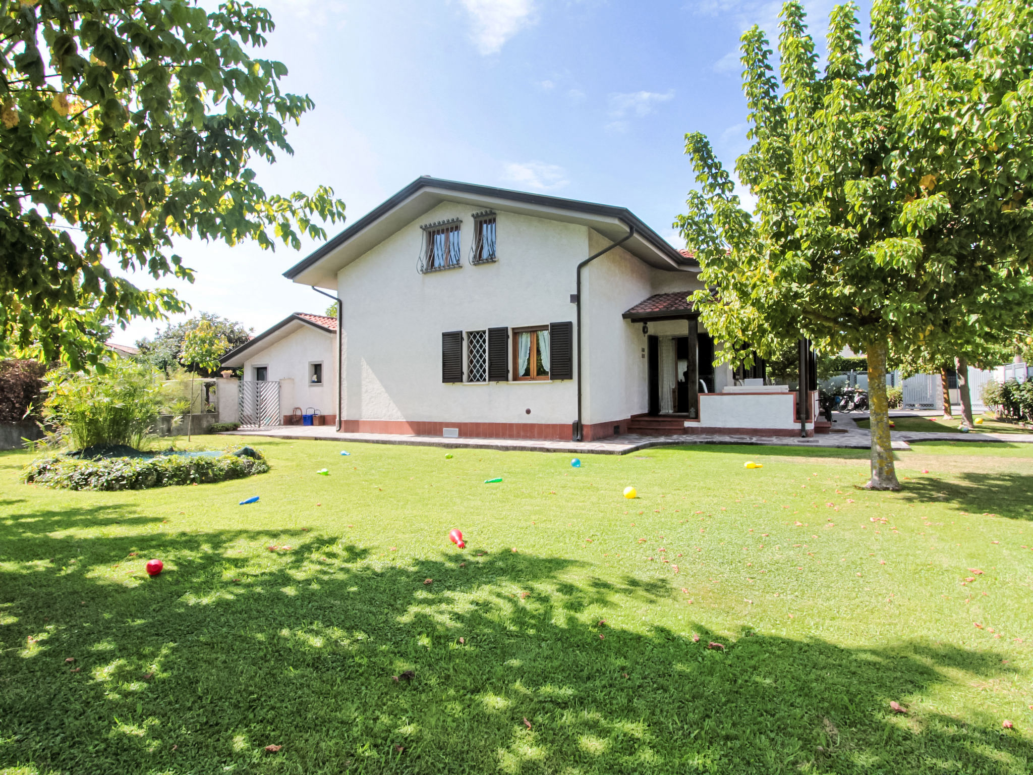 Villa Francigena Forte: Elegant 3-Bedroom Villa with Garden and Air Conditioning in Prime Forte dei Marmi Location