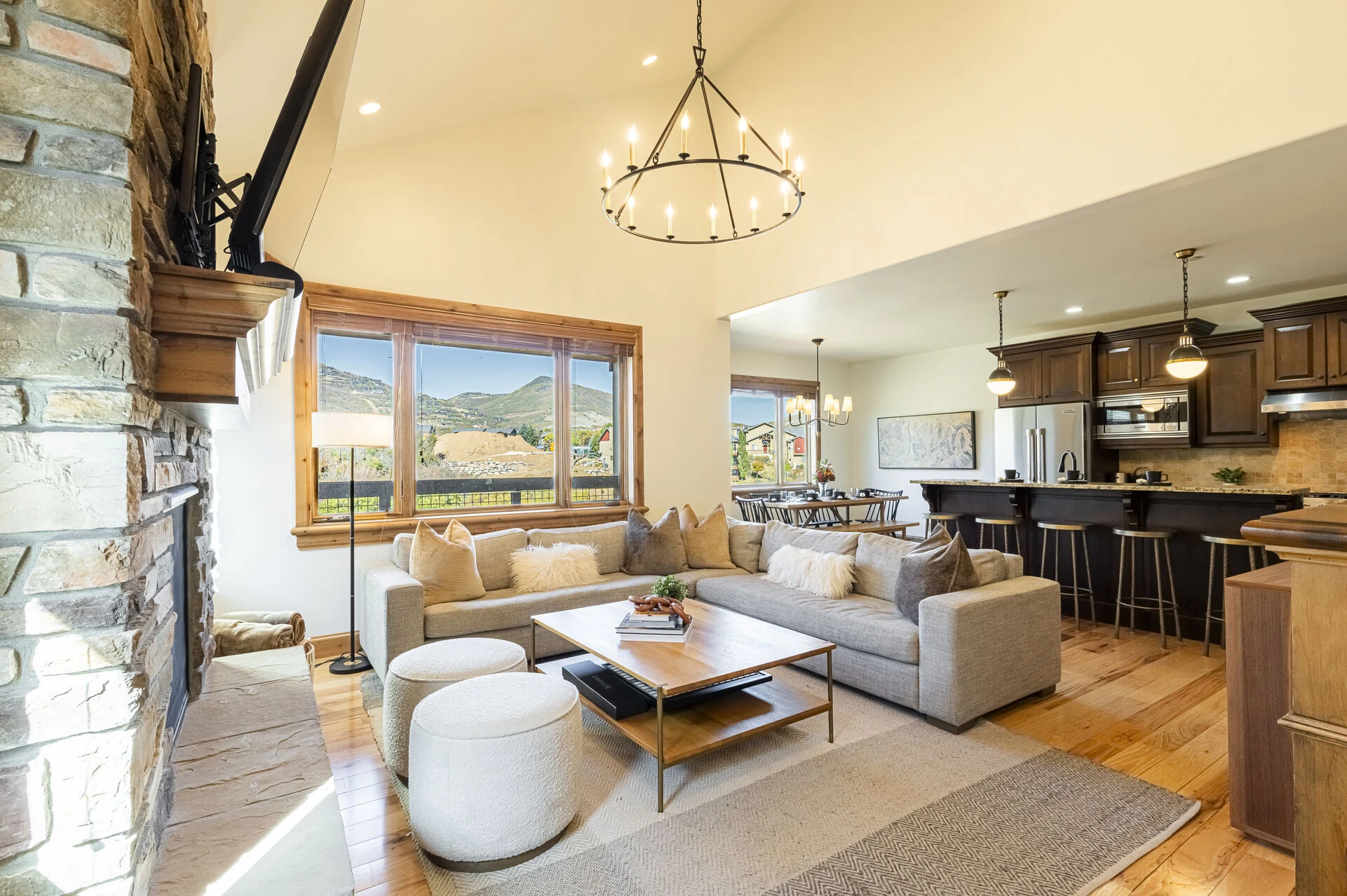 Villa Gambel Park City: Luxury 4-Bedroom Villa with Hot Tub and Ski Access, Park City