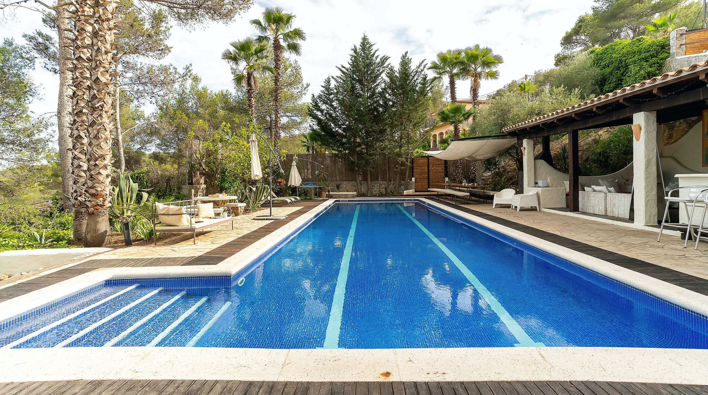 Villa Gavina Barcelona: Spacious 9-Bedroom Luxury Apartment with Seaview and Pool, Barcelona