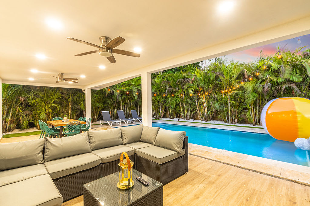 Villa Gumbo Hollywood: Spacious 5-Bedroom Villa with Pool and Seaview, Hollywood