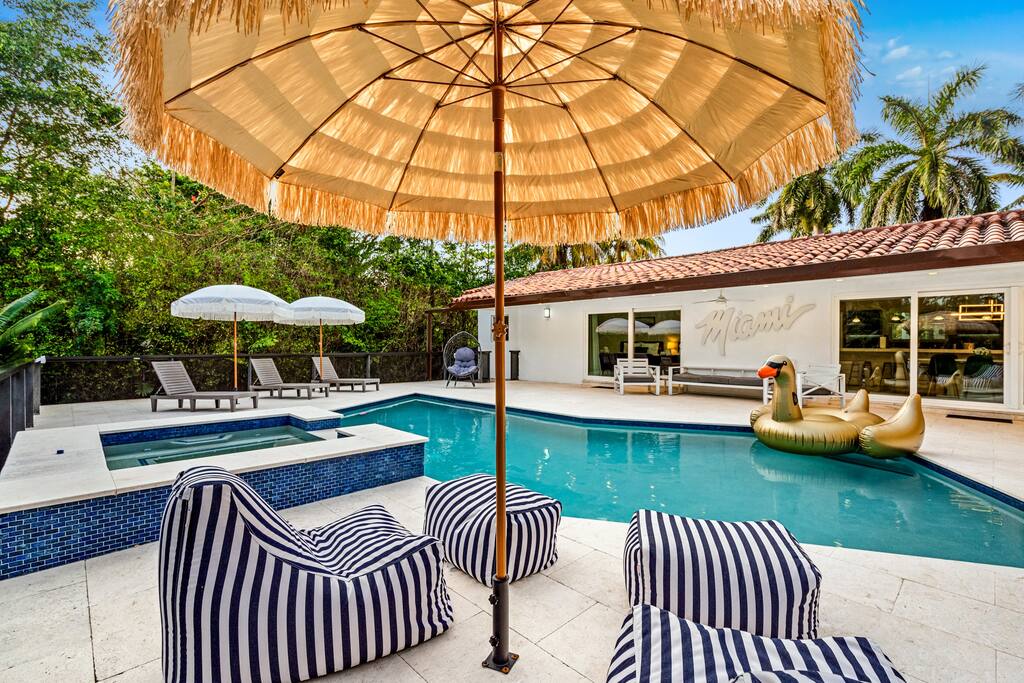 Villa Gumbo Limbo Surfside: Luxury 5-Bedroom Villa with Pool and Hot Tub, Surfside