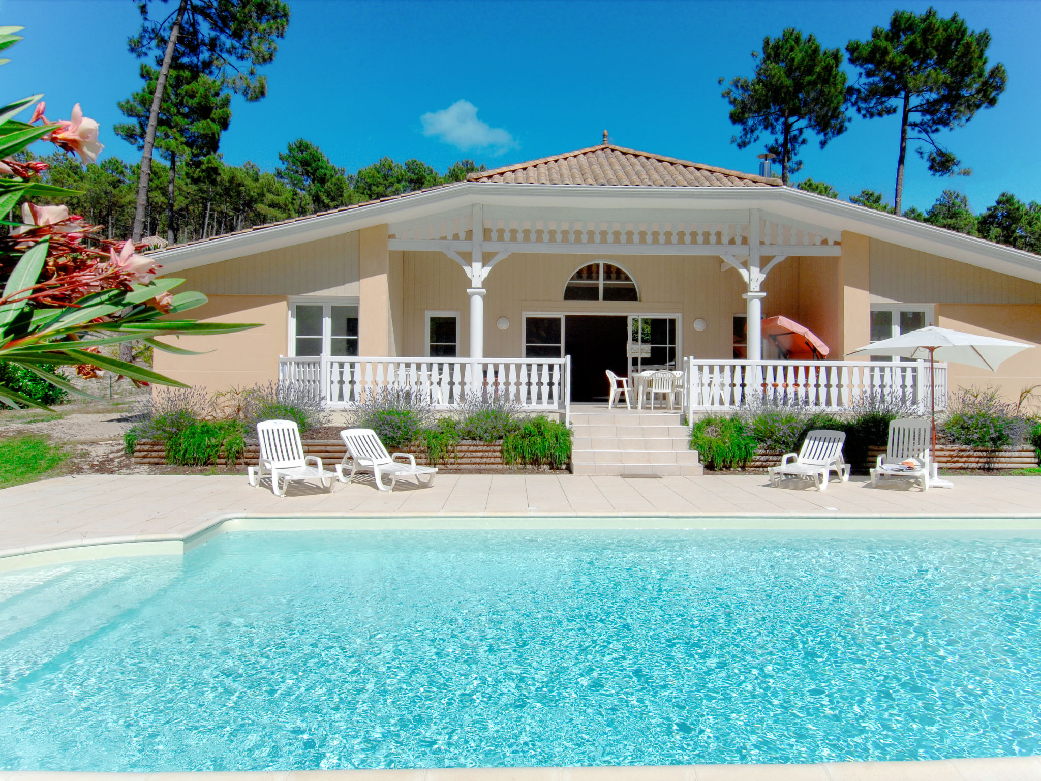 Villa Hourquelan Lacanau: Premium 2-Bedroom Holiday Villa with Private Pool Near Golf Course in Southwest France