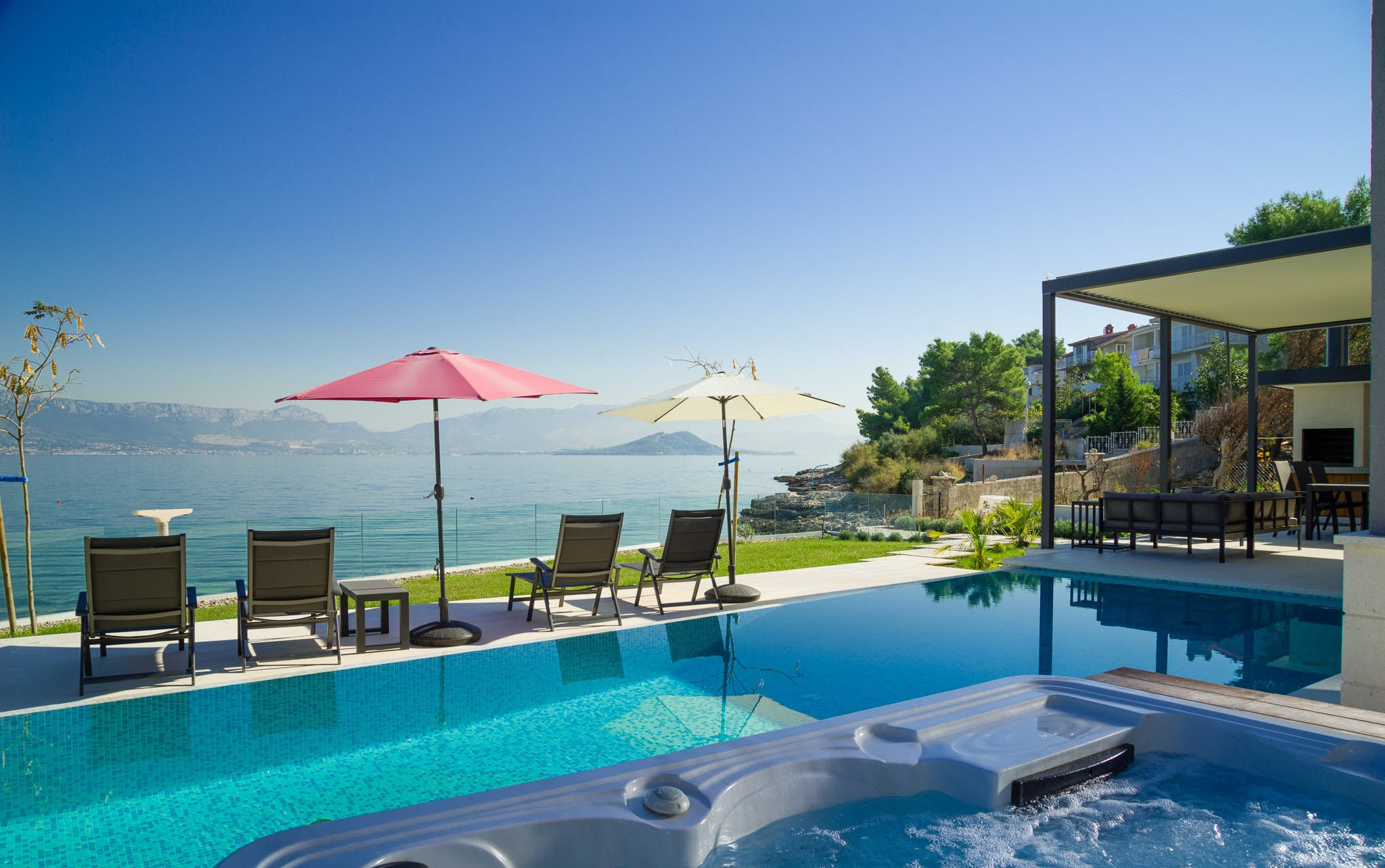 Villa Jugo Split: Luxury 4-Bedroom Villa with Infinity Pool and Beachfront, Split