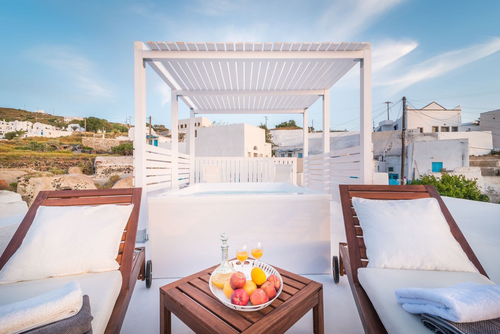 Villa Kapsali Finikia: Charming 3-Bedroom Apartment with Seaviews and Air-Con, Santorini