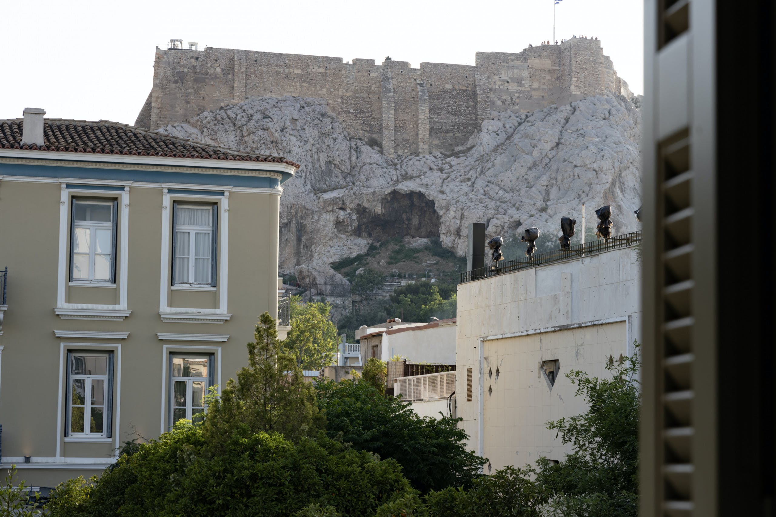 Villa Karydi Plaka: Charming 2-Bedroom Apartment Rental with Workspace and Acropolis Views, Athens