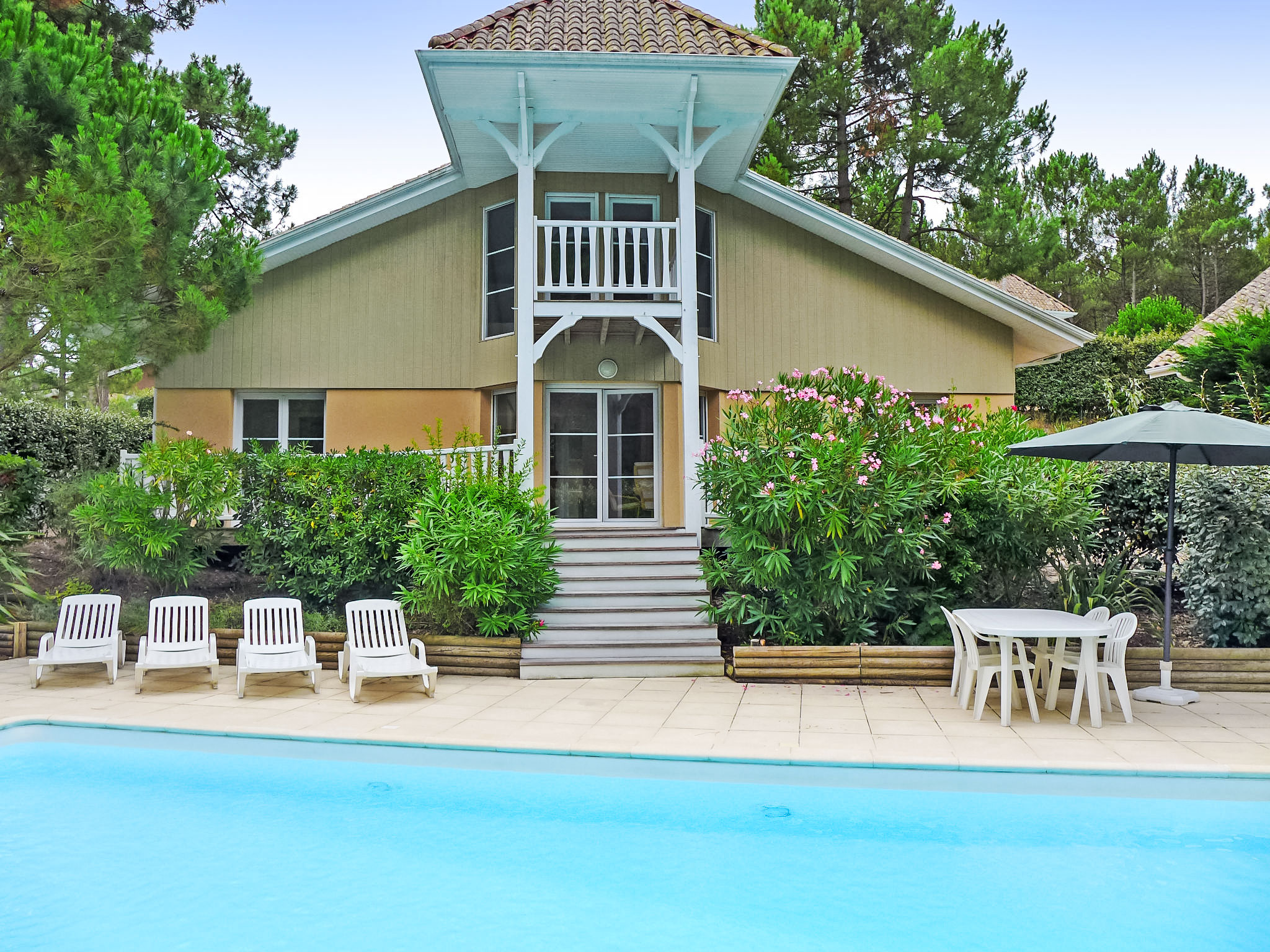 Villa Landaise Lacanau: Stunning 4-Bedroom Villa with Private Pool and Golf Course Access in Southwest France