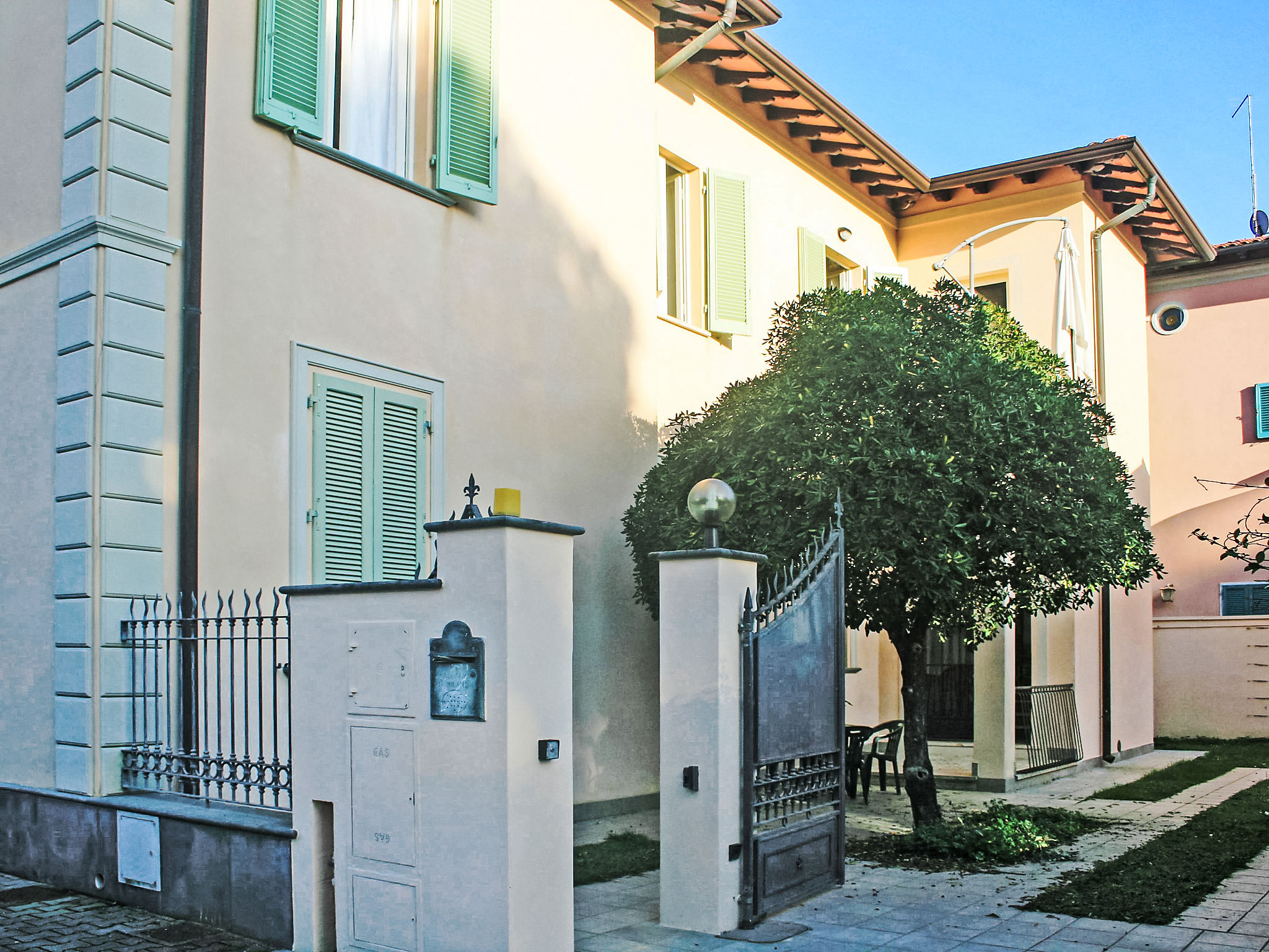 Villa Libeccio Forte Forte dei Marmi: Elegant 3-Bedroom Modern Apartment Near Beach in Prestigious Forte dei Marmi Resort