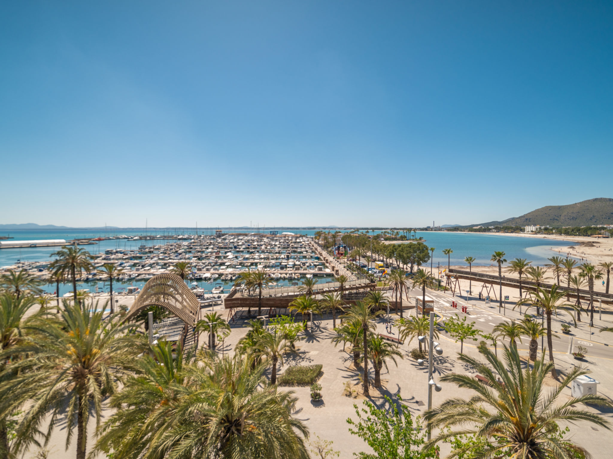 Villa Llevant Alcúdia: Luxury 3-Bedroom Beachfront Apartment with Sea Views and Prime Location in Port d’Alcúdia Mallorca