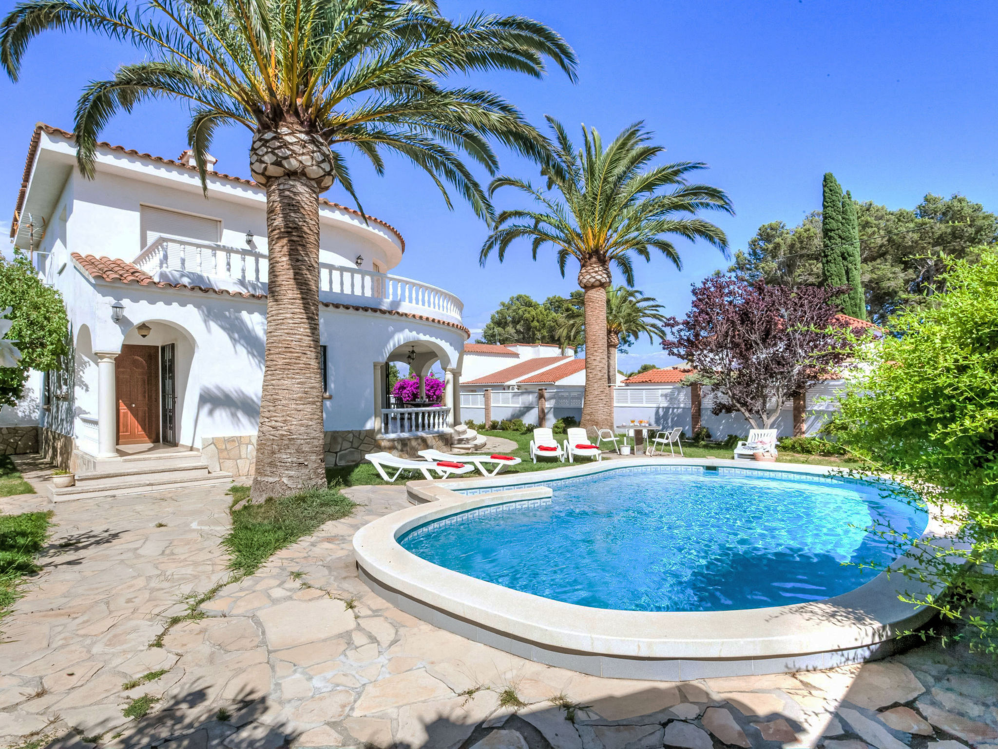 Villa Llevant Miami: Spectacular Four-Bedroom Family Villa with Private Pool near Costa Dorada Beach