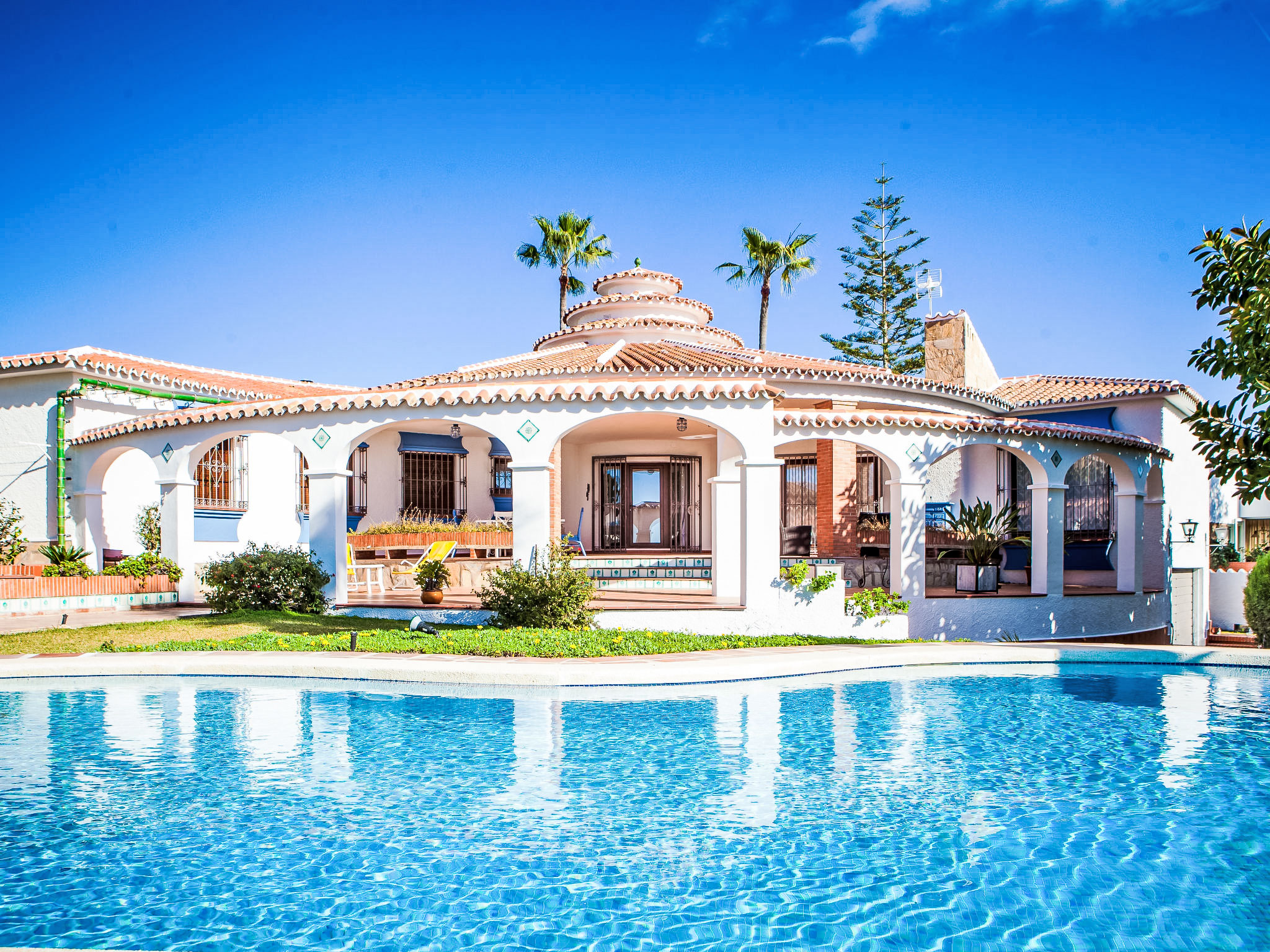 Villa Malagueta Rincon: Stunning 3-Bedroom Villa with Private Pool and Sea Views in Andalusian Coastal Paradise