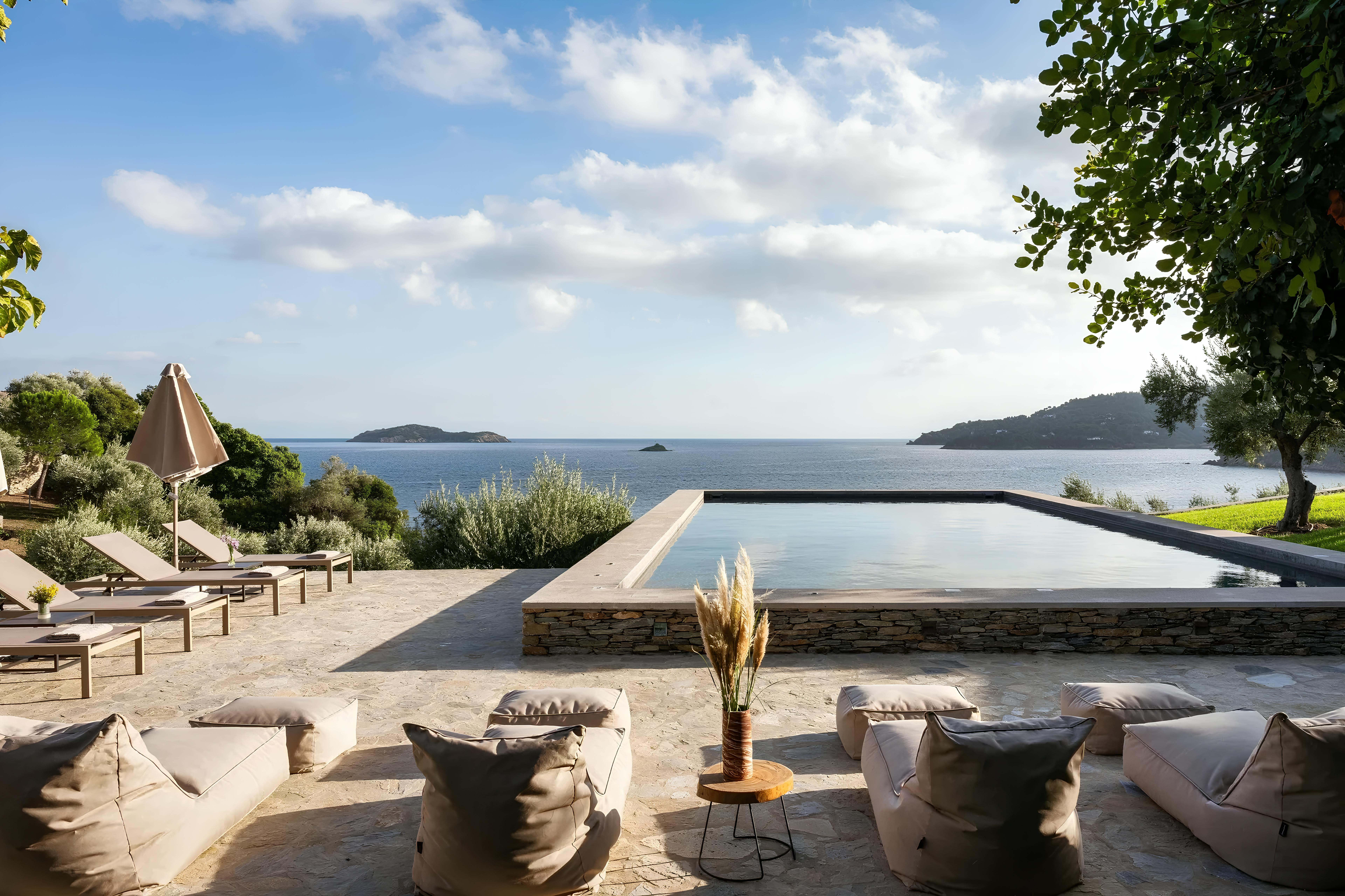 Villa Matzelo Skiathos: Luxury 8-Bedroom Villa with Infinity Pool and Beachfront, Skiathos