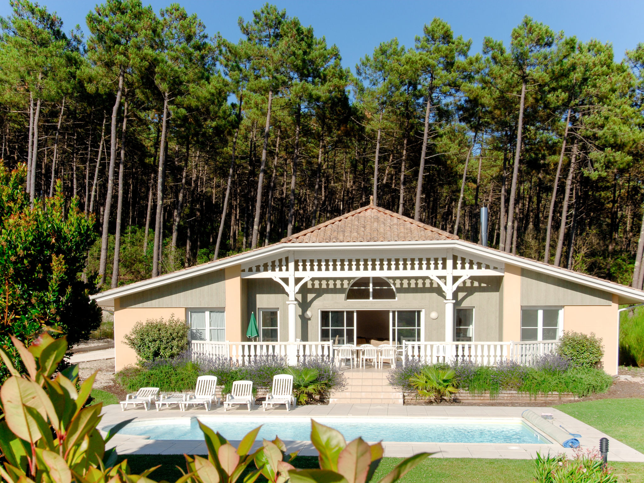 Villa Medoc Lacanau: Spacious 4-Bedroom Family Villa with Private Pool and Golf Course Access in Southwest France