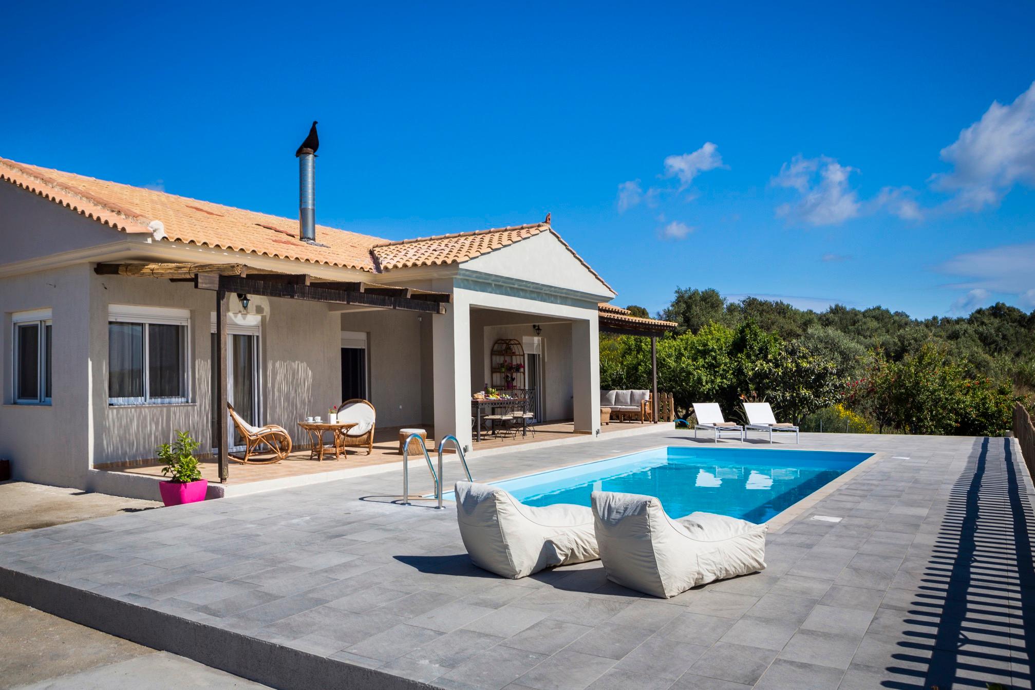 Villa Meltemi Argostoli: Luxury 3-Bedroom Apartment with Seaview and Pool, Argostoli