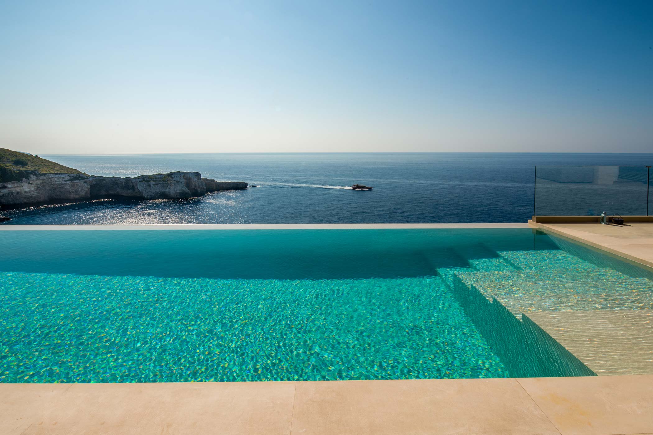 Villa Meltemi Gaios: 4-Bedroom Beachfront Villa with Infinity Pool, Paxi