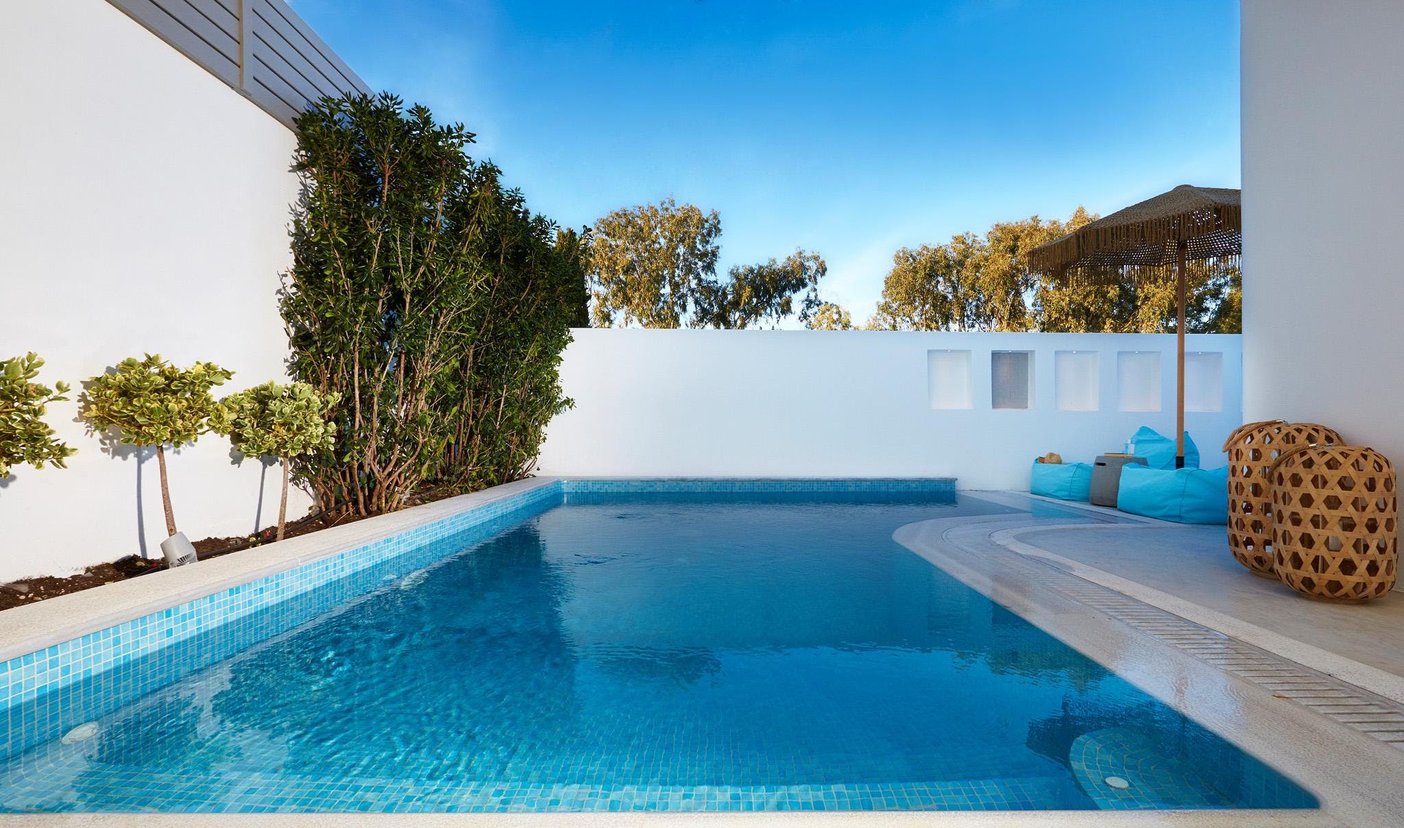 Villa Meltemi Kamari: Stylish 2-Bedroom Luxury Apartment with Pool and Sea Views, Santorini