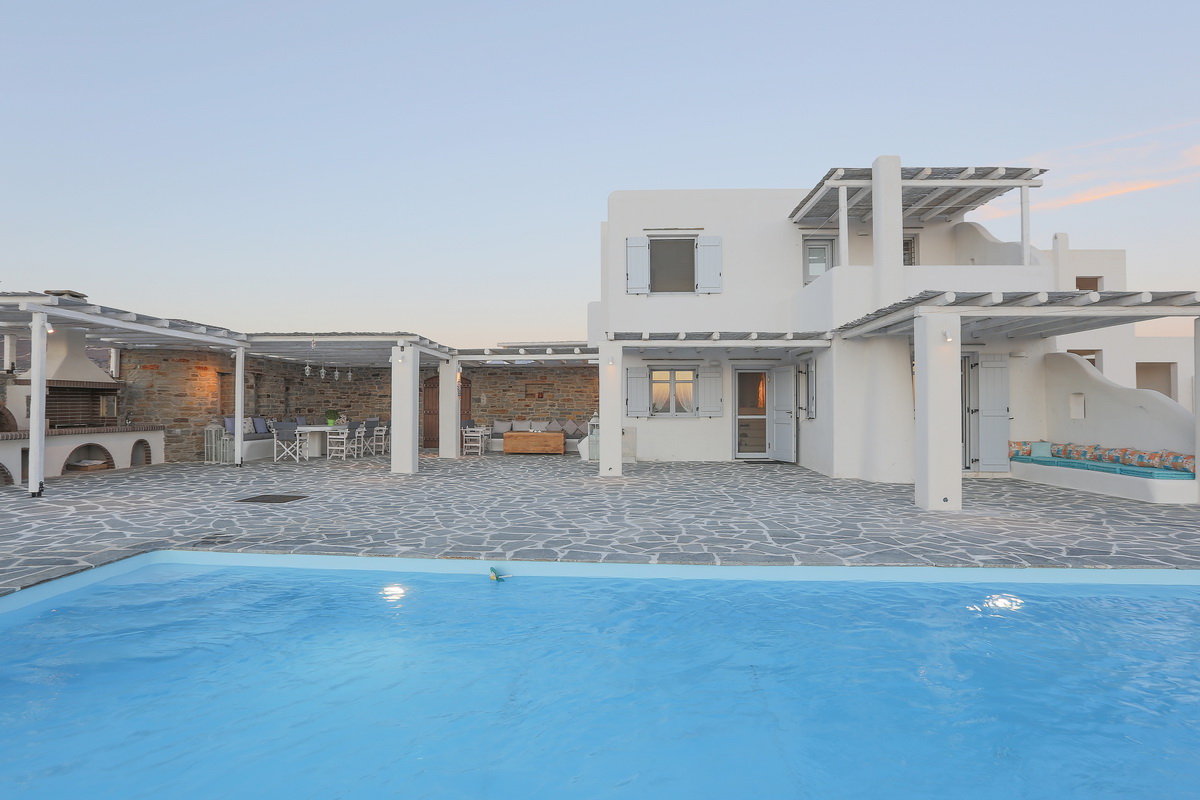 Villa Meltemi Naxos Naxos 14: Spacious 4-Bedroom Apartment with Pool and Sea Views, Naxos