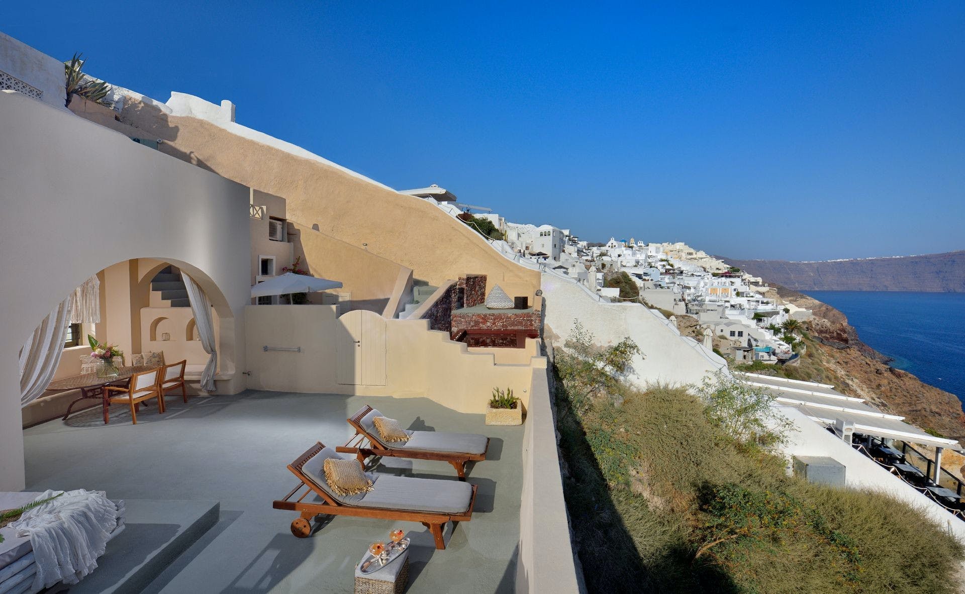 Villa Meltemi Oia: Chic 2-Bedroom Apartment with Hot Tub and Sea View, Santorini