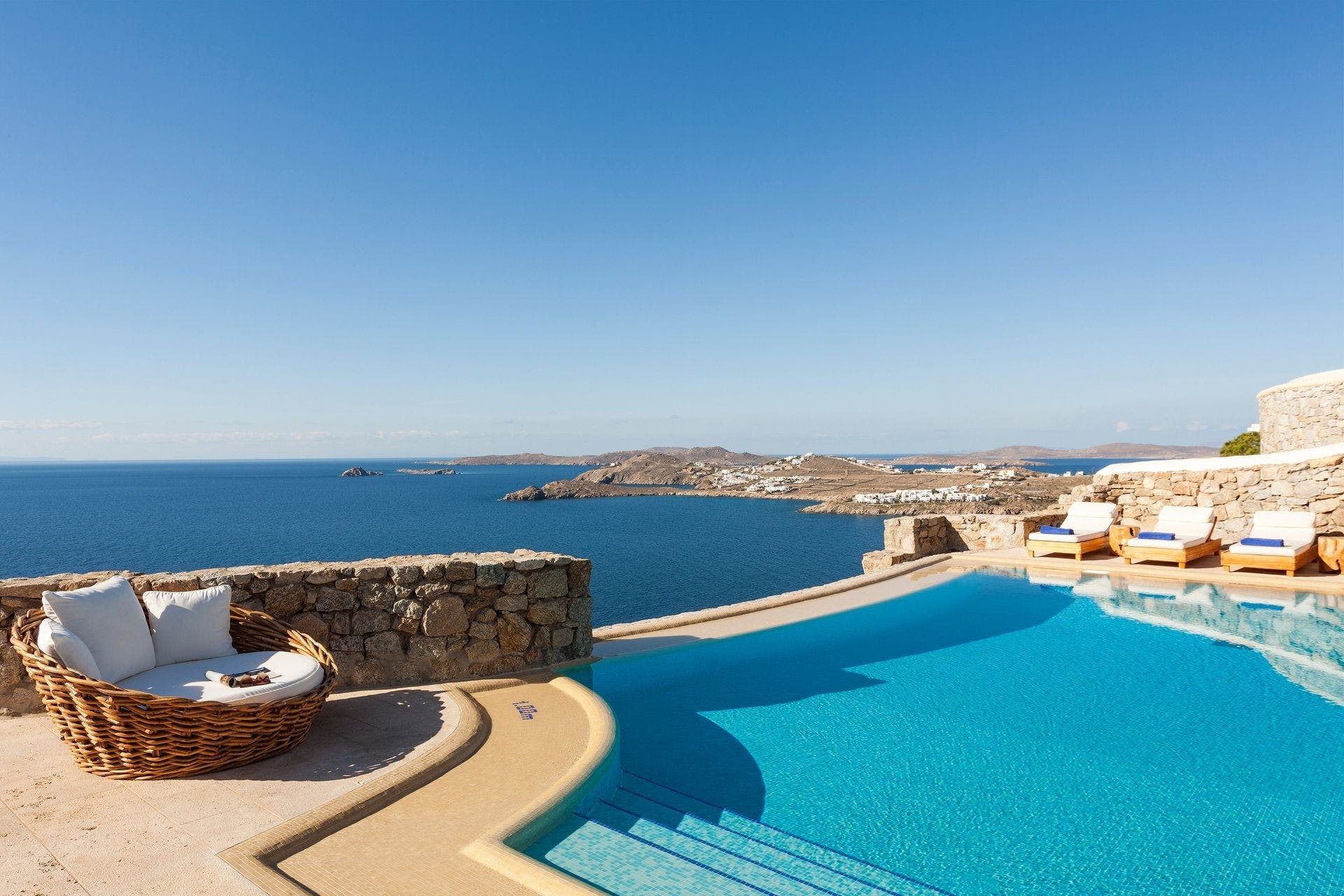 Villa Meltemi Psarou Psarou 13: Chic 3-Bedroom Apartment with Pool and Sea Views, Mykonos