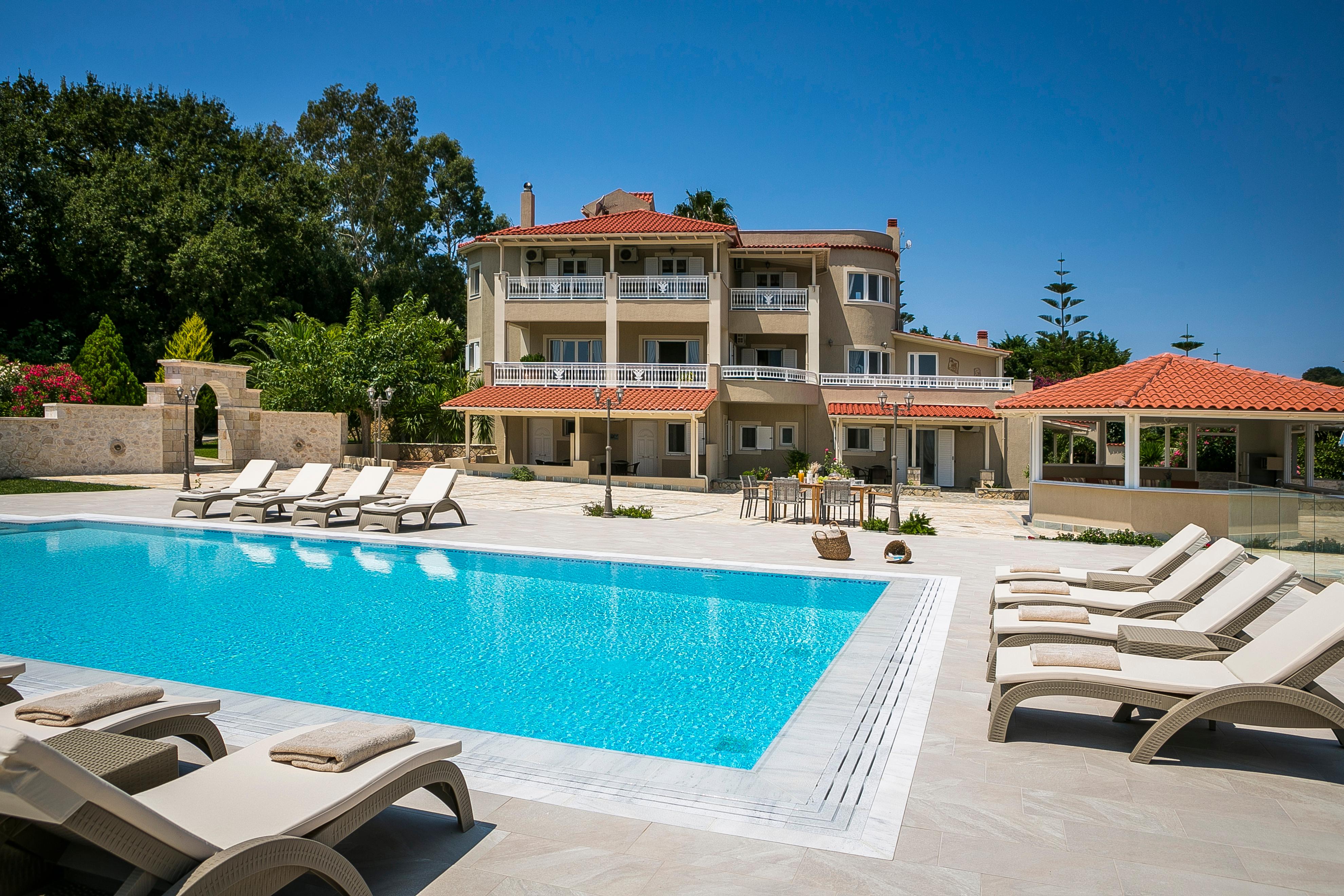 Villa Meltemi Spartia: Spacious 5-Bedroom Apartment with Seaviews and Pool, Livathos