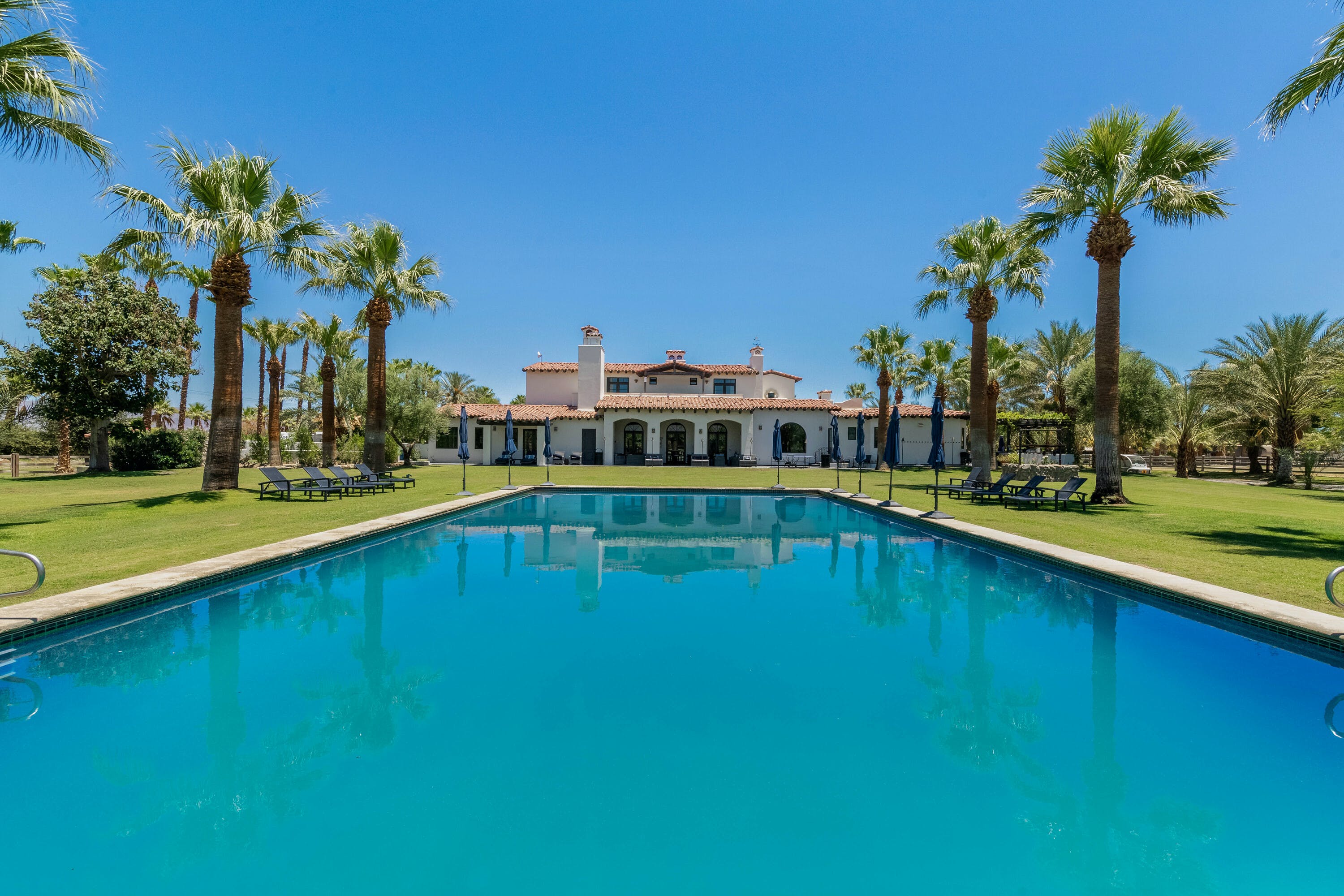 Villa Mesquite Coachella: Luxury 13-Bedroom Golf Villa with Pool and Hot Tub, Coachella