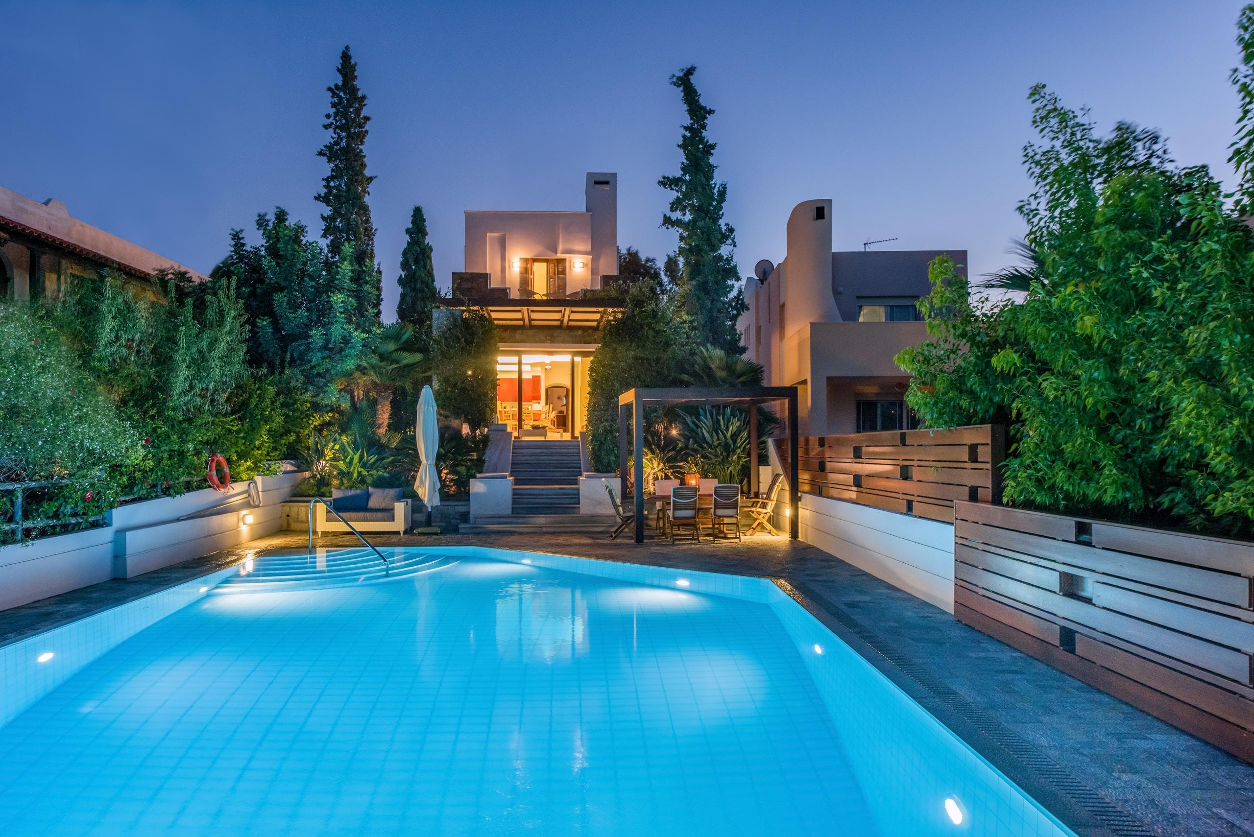 Villa Mirabello Agios Nikolaos: 4-Bedroom Beachfront Apartment with Pool, Agios Nikolaos