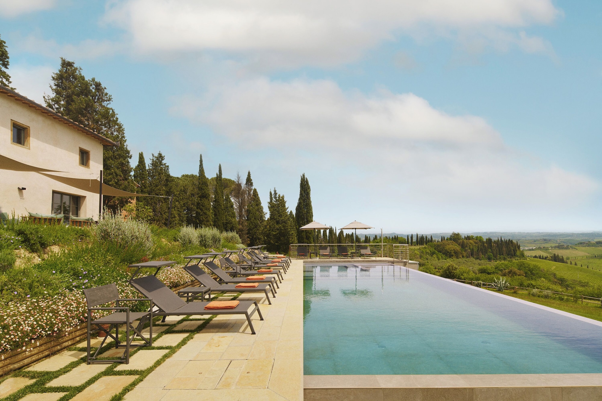 Villa Montechianti Chianti: Luxury 6-Bedroom Villa with Infinity Pool, Chianti